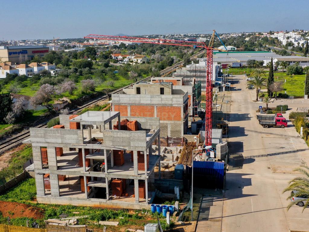 Moradia T4 com Piscina na Urbanização "Portas do Sol" em Tavira - Image 4