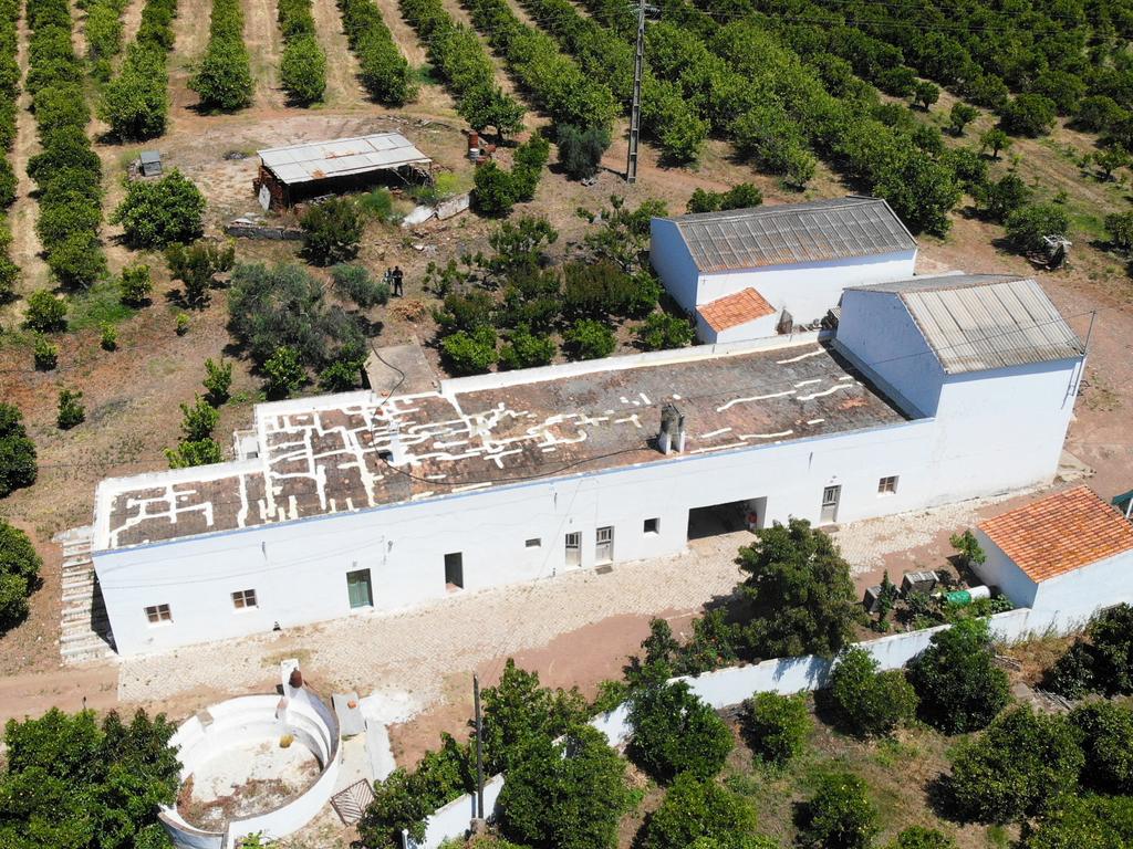 Tavira. Moradia com implantação de 266 m2 e terreno de 14,5 ha, em Almargem. - Image 1
