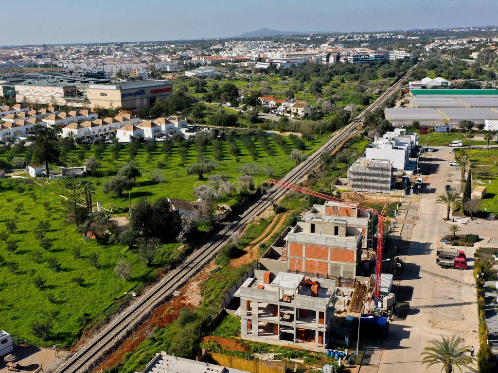 Moradia T4 com Piscina na Urbanização "Portas do Sol" em Tavira - Image 8
