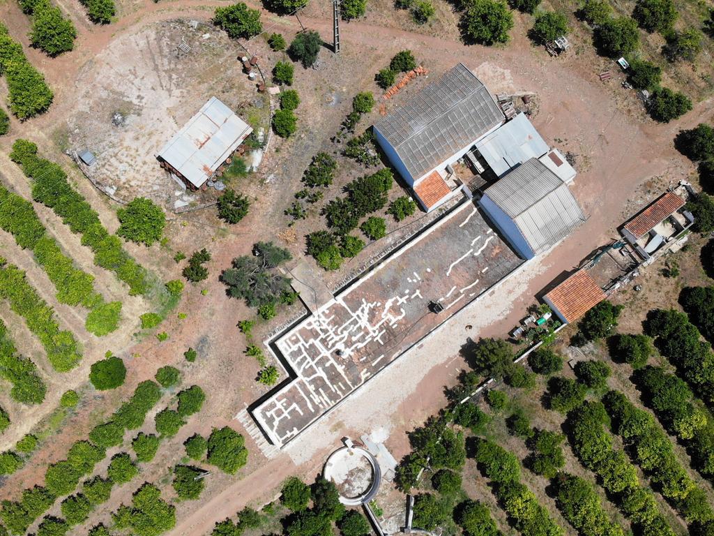 Tavira. Moradia com  implantação de 266 m2 e terreno de 14,5 ha,  em Almargem. - Image 3