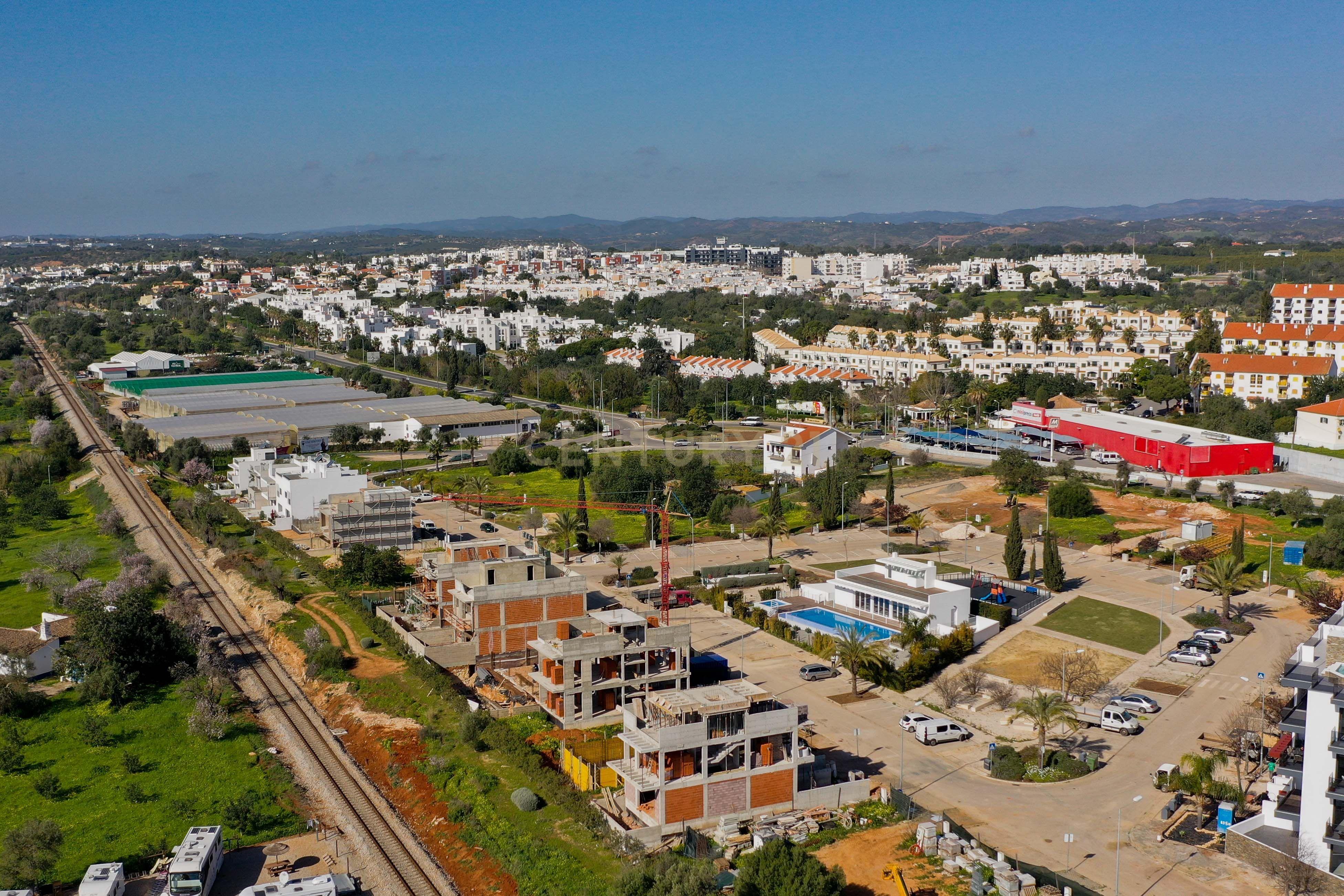 Moradia T4 com Piscina na Urbanização "Portas do Sol" em Tavira - Image 3