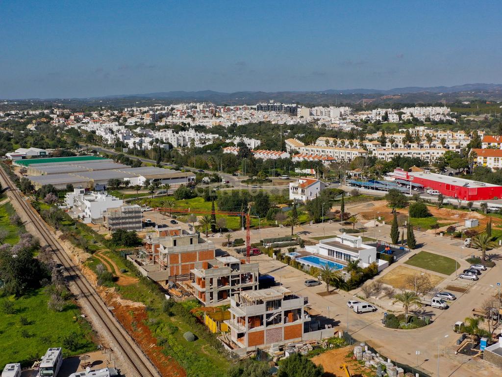 Moradia T4 com Piscina na Urbanização "Portas do Sol" em Tavira - Image 3