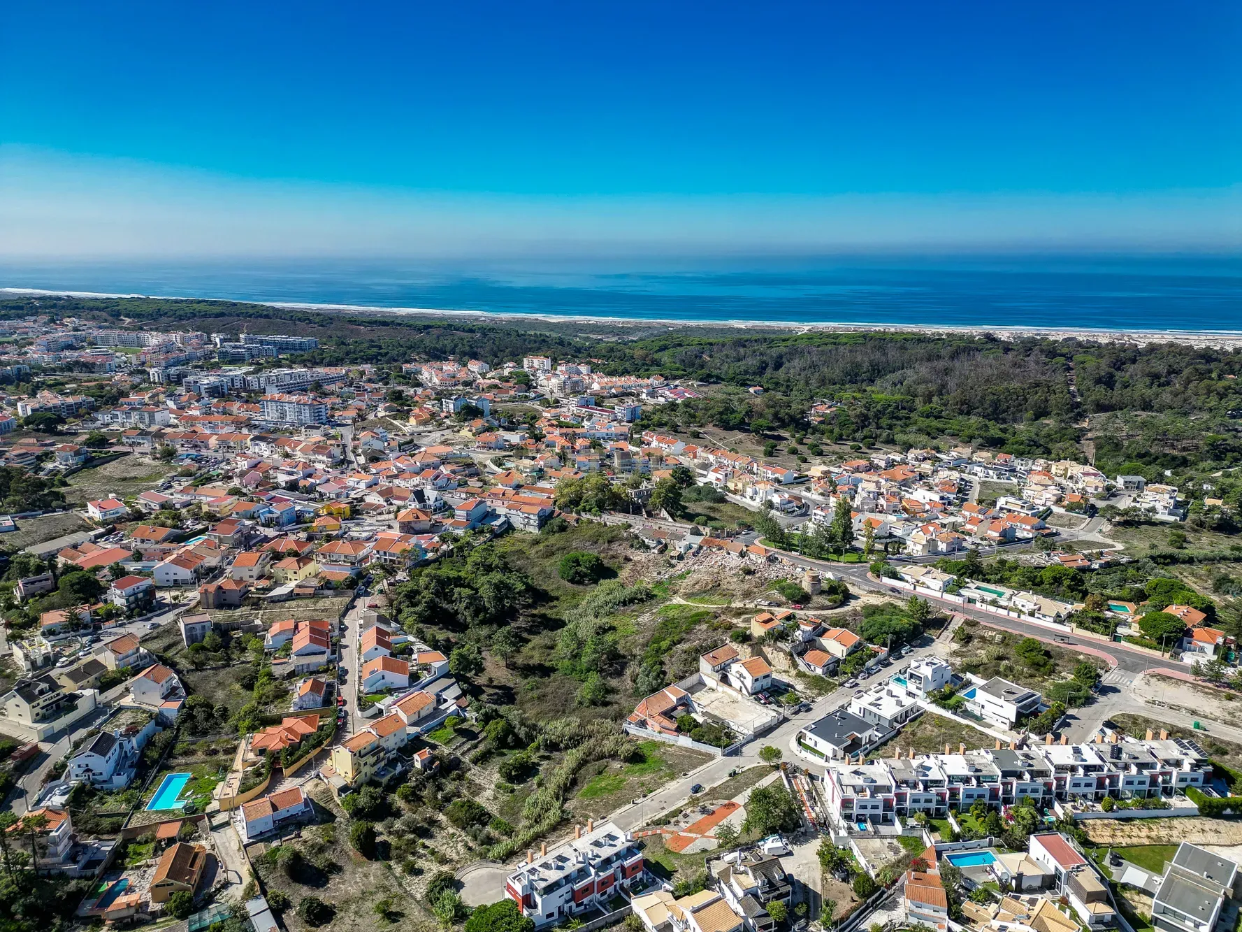 Prédio urbano 1.480m2 implantação, 2 pisos, 1.632m2 terreno, a 3km da praia - Image 1