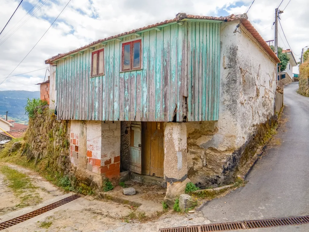 Moradia para reconstrução com vista rio douro - Image 3