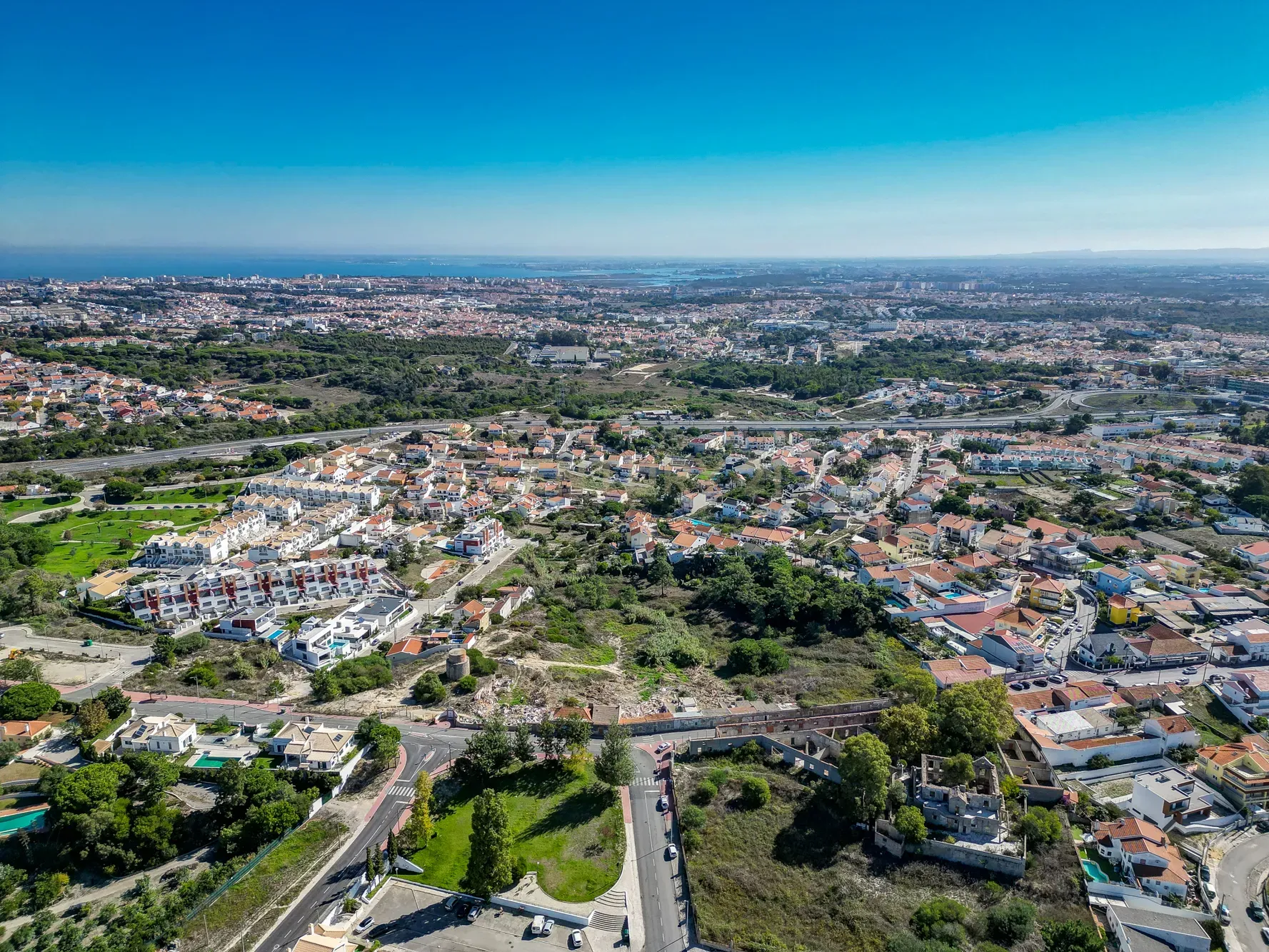 Prédio urbano 1.480m2 implantação, 2 pisos, 1.632m2 terreno, a 3km da praia - Image 11