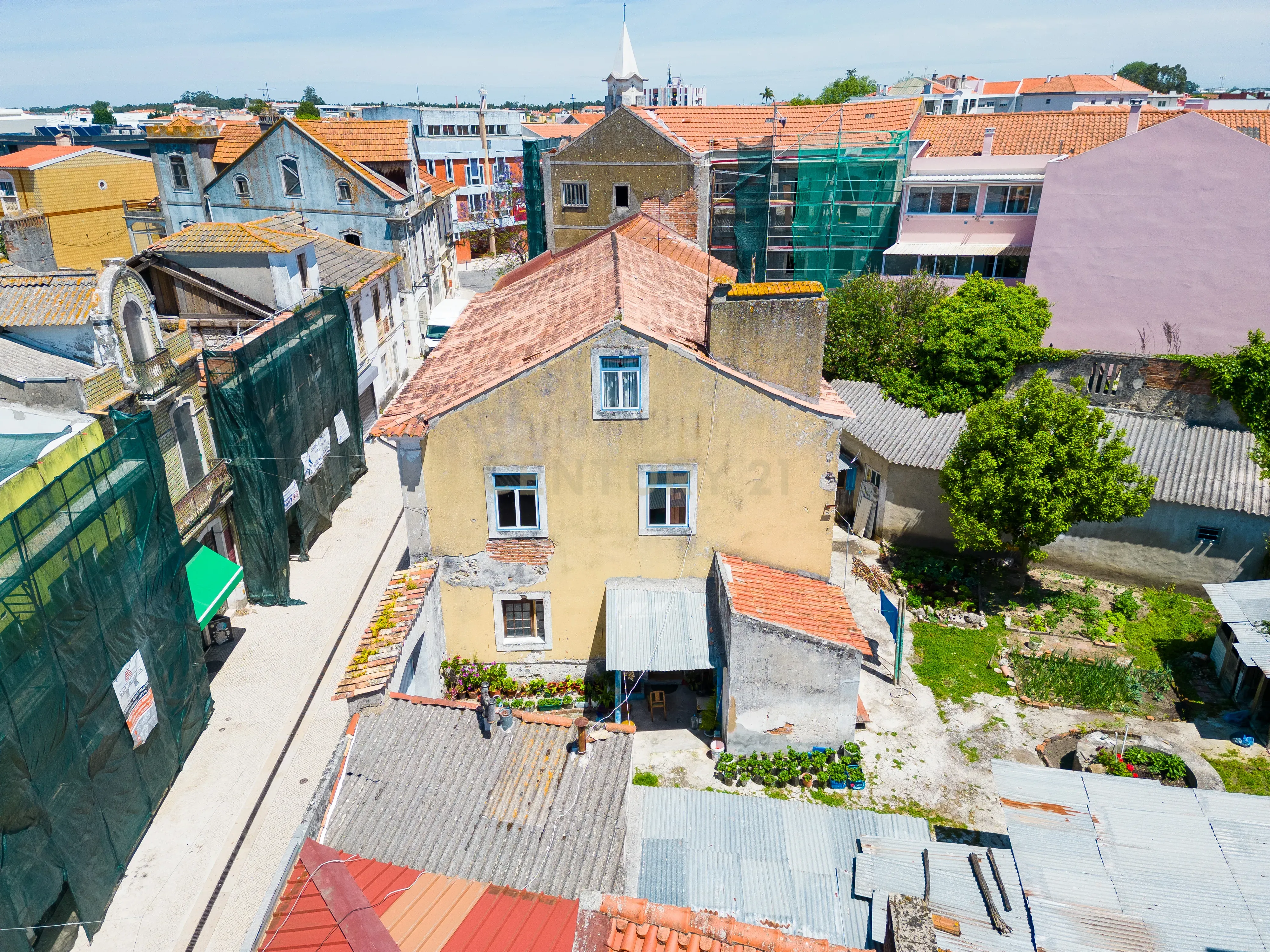 Edifício no Centro Histórico de Marinha Grande, habitação e comércio - Image 1