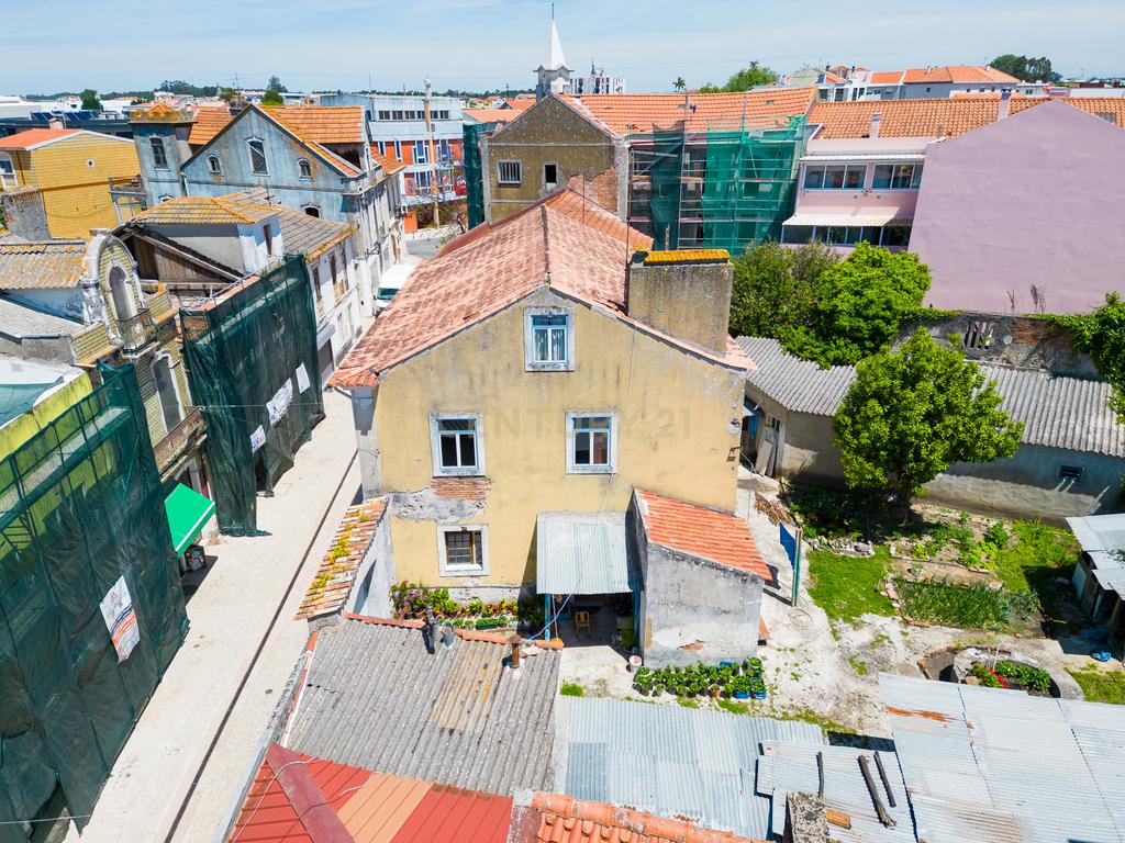 Edifício Espaçoso em Marinha Grande - Oportunidade Única! - Image 1