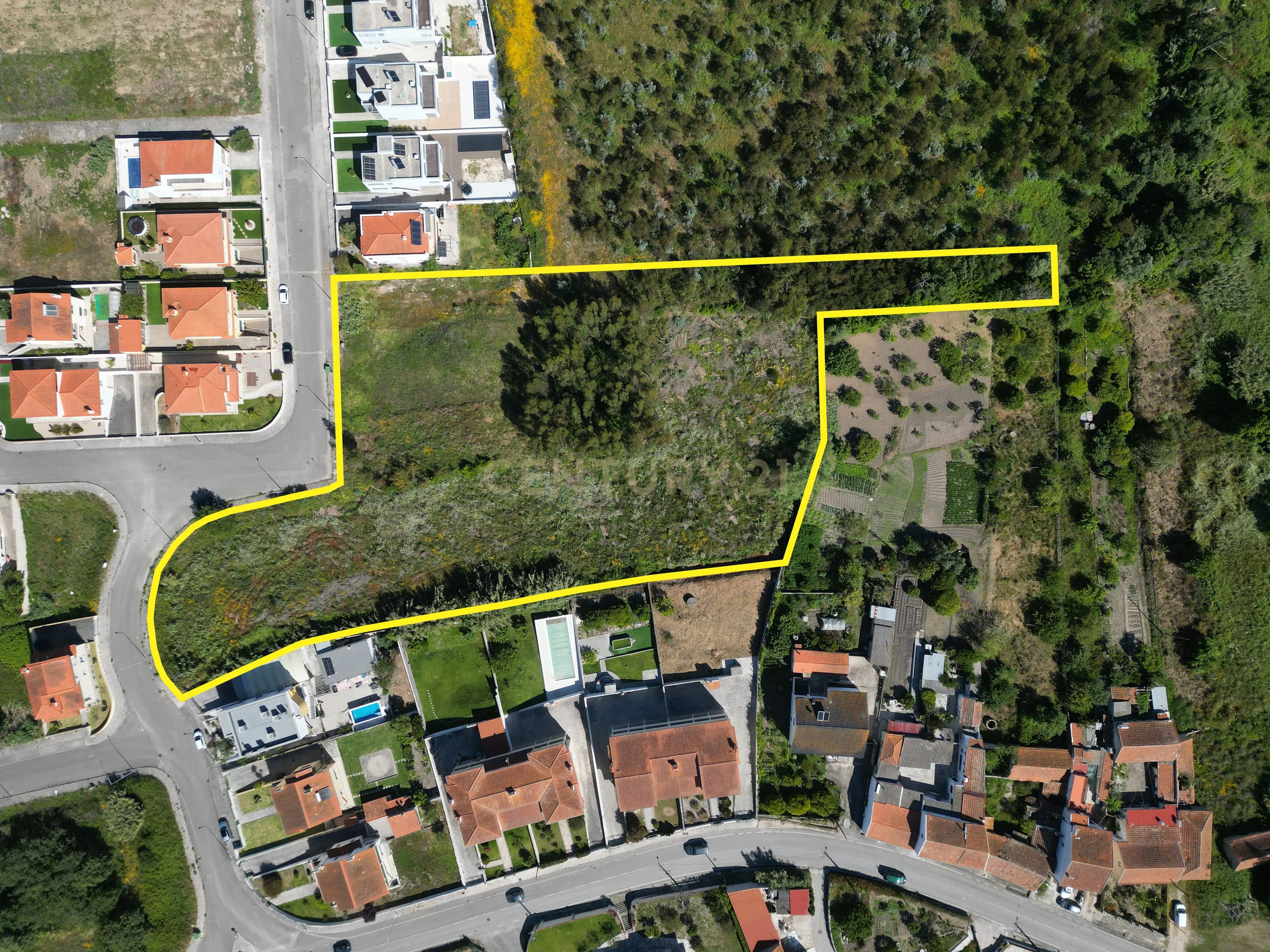 Terreno com capacidade de construção de uma ou várias moradias - Image 1