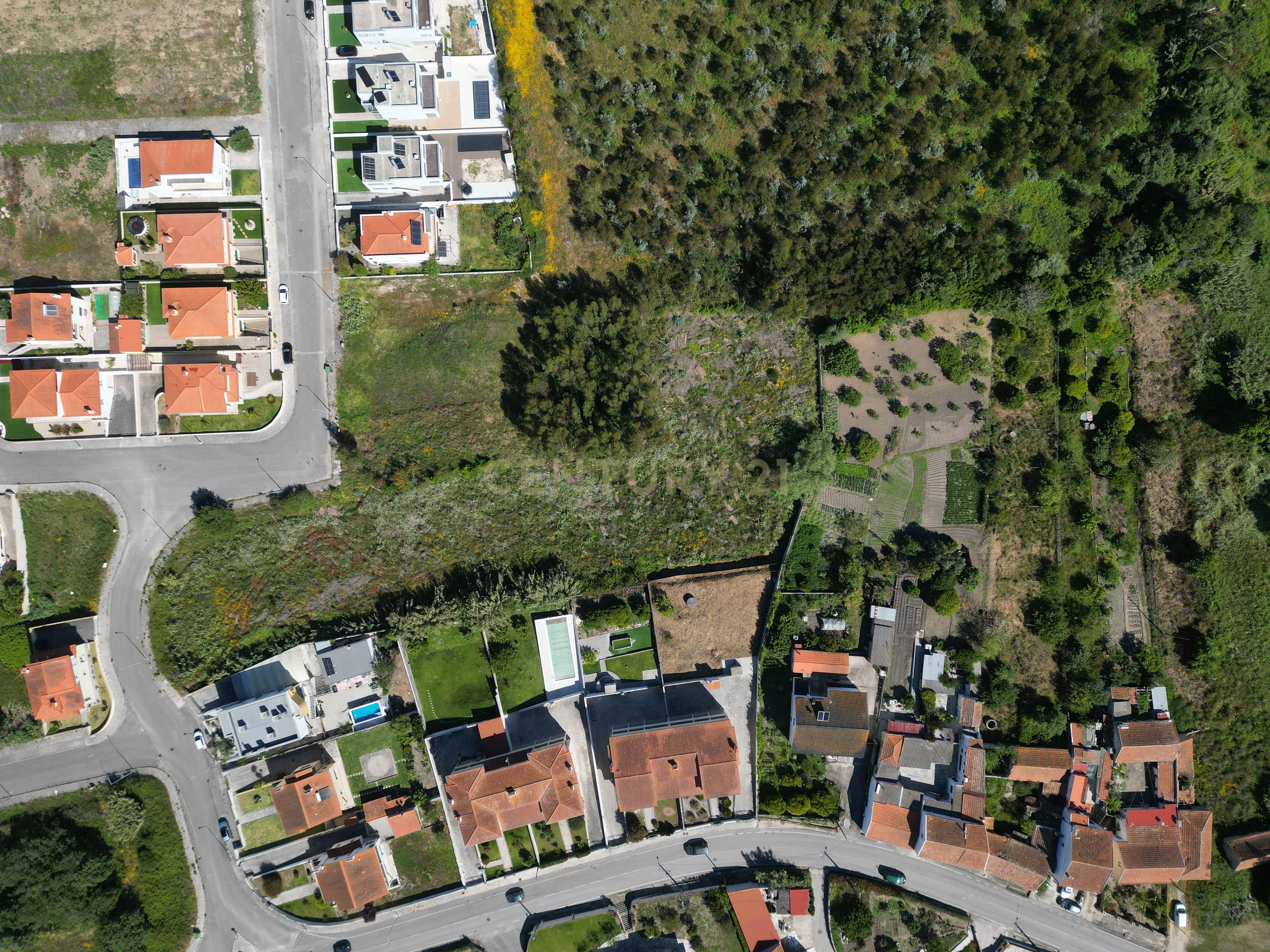 Terreno com capacidade de construção de uma ou várias moradias - Image 2