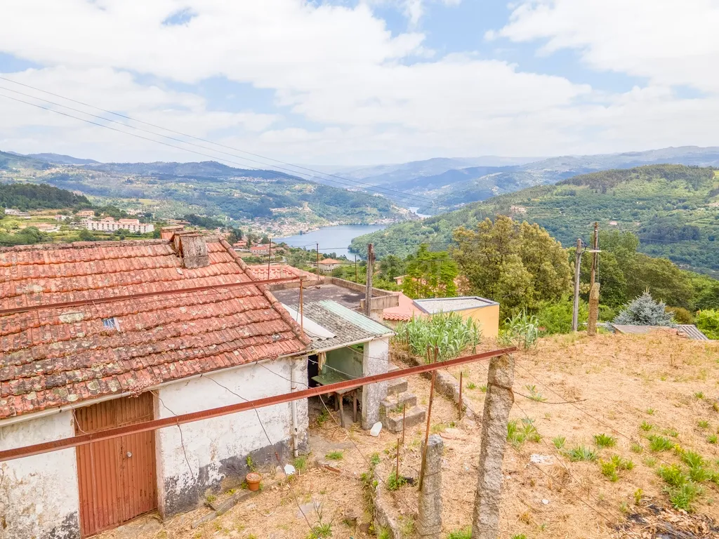 Moradia para reconstrução com vista rio douro - Image 1