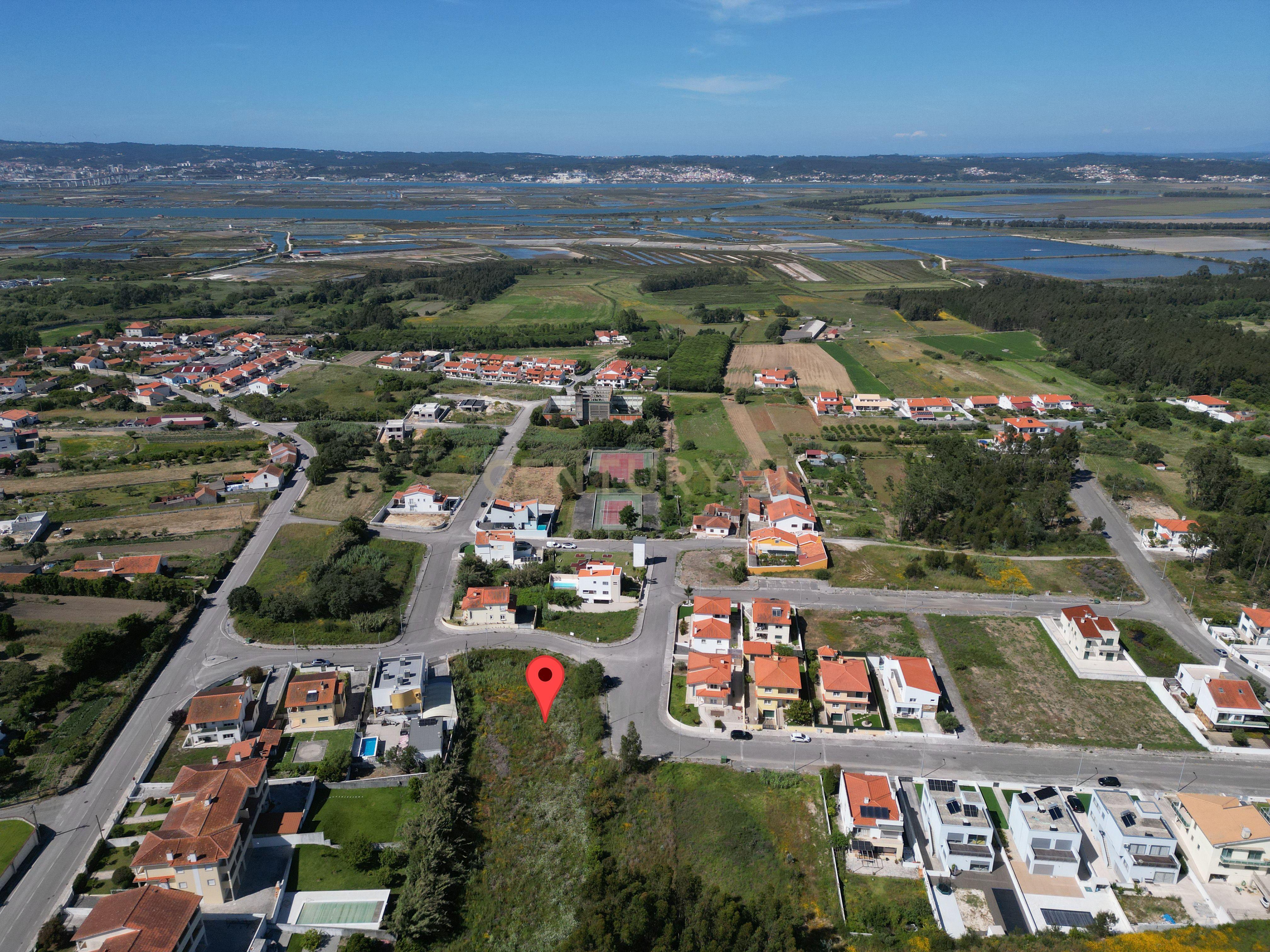 Terreno com capacidade de construção de uma ou várias moradias - Image 10
