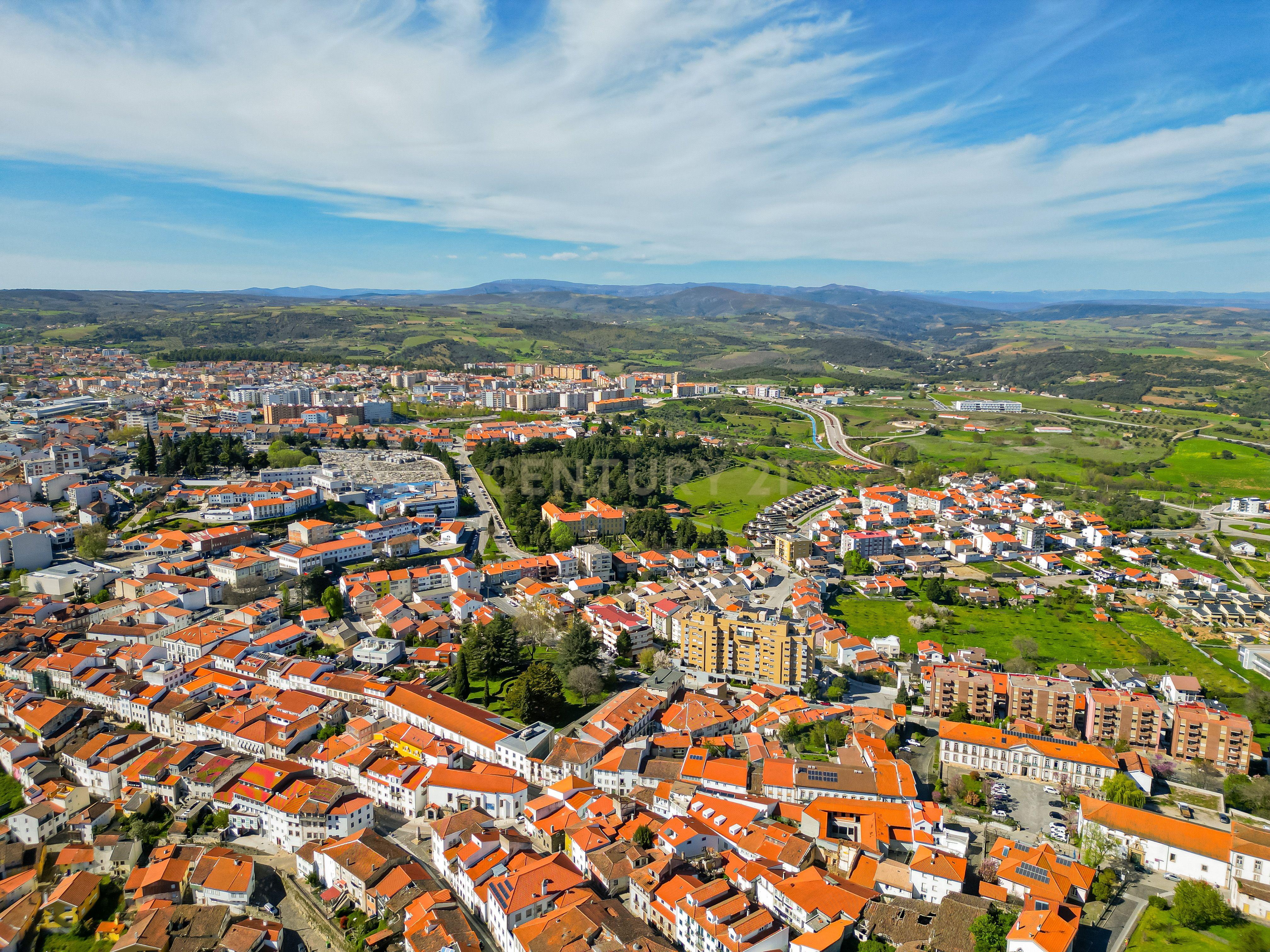 Prédio na Zona Histórica de Bragança - Image 41