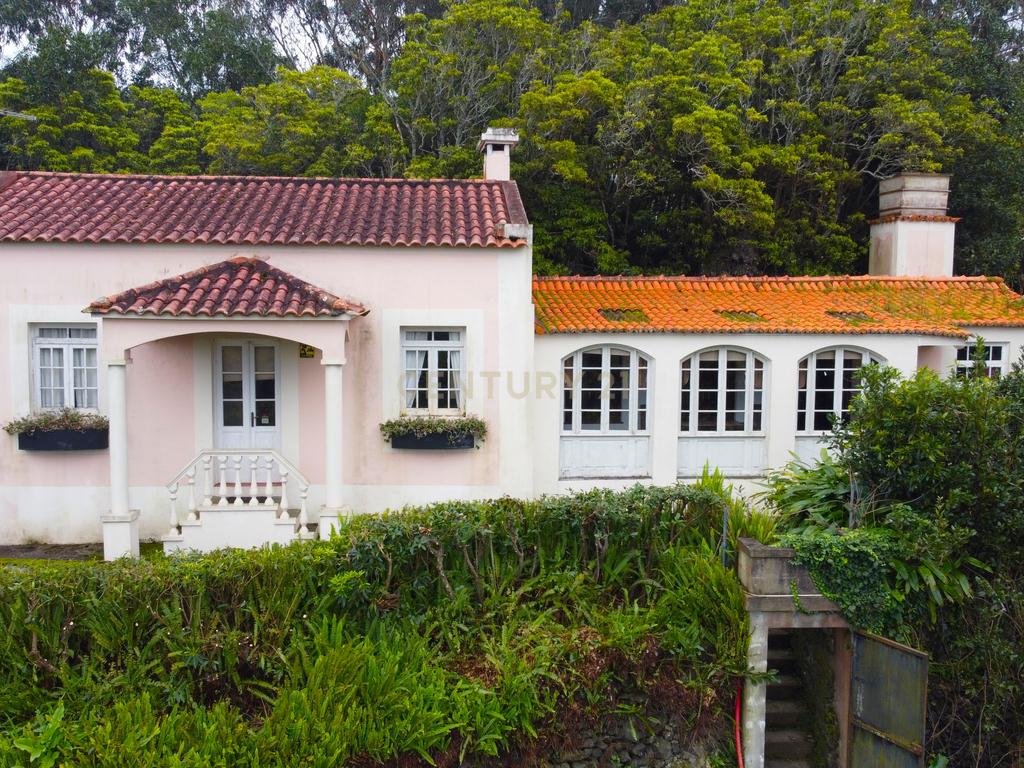 Quinta com Duas Moradias – Um Refúgio Exclusivo em Ribeira Grande - Image 2