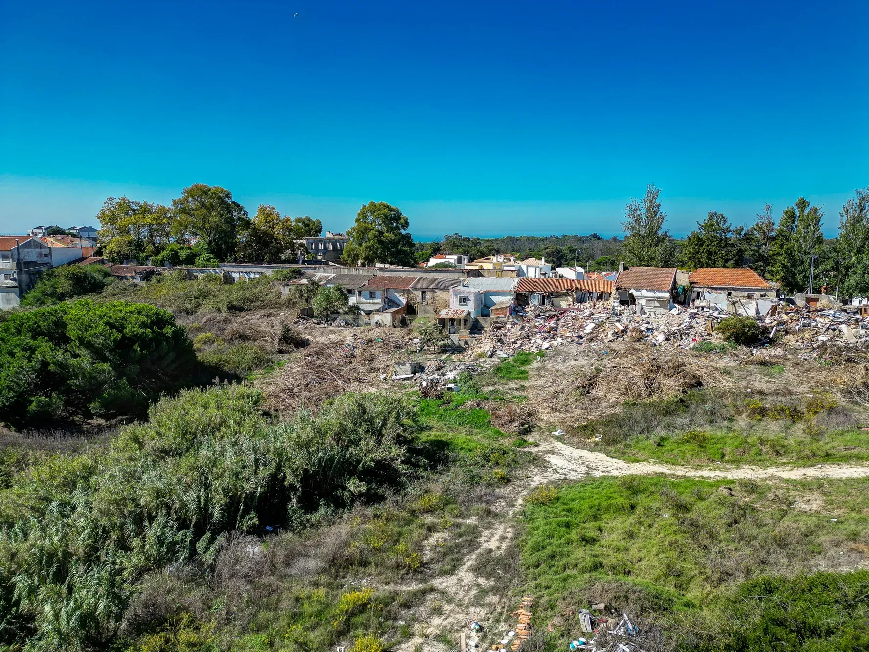 Prédio urbano 1.480m2 implantação, 2 pisos, 1.632m2 terreno, a 3km da praia - Image 12