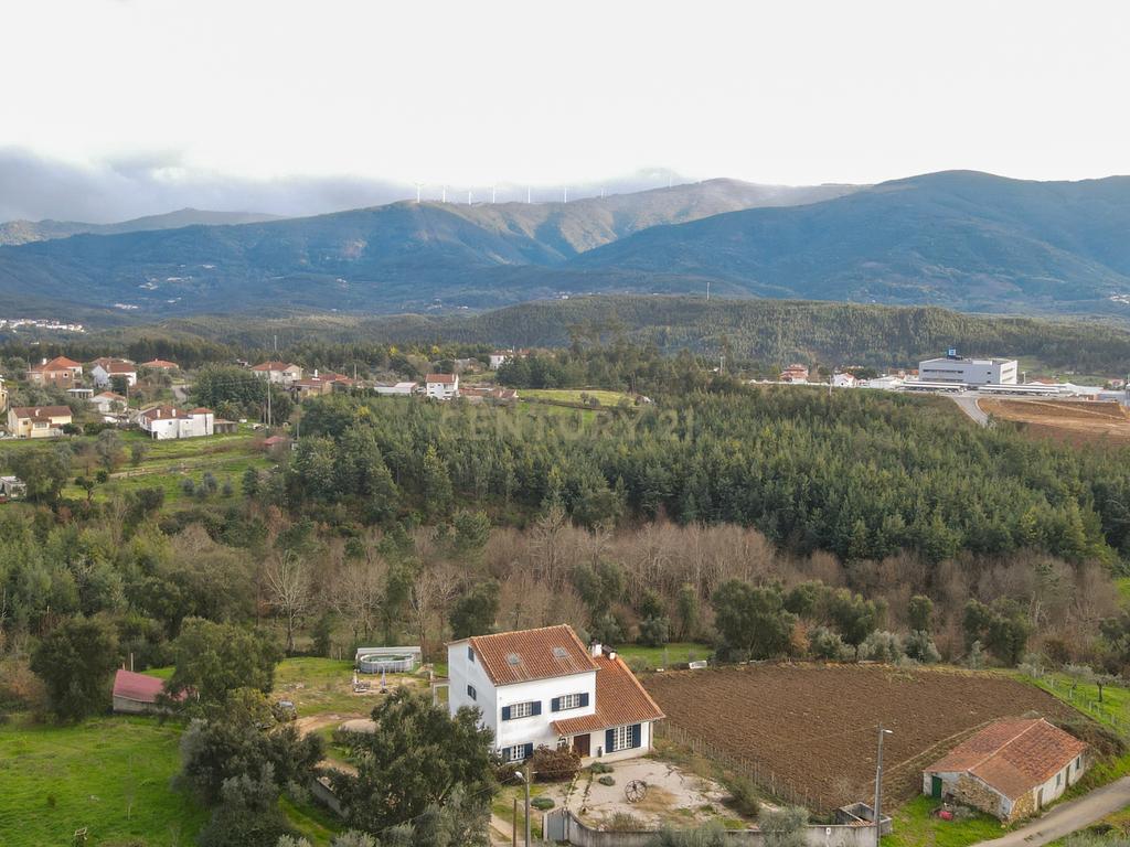 Moradia T3 com varandas cobertas, garagem, anexo, quintal e vistas panorâmicas  numa localização sossegada perto Lousã - Image 9