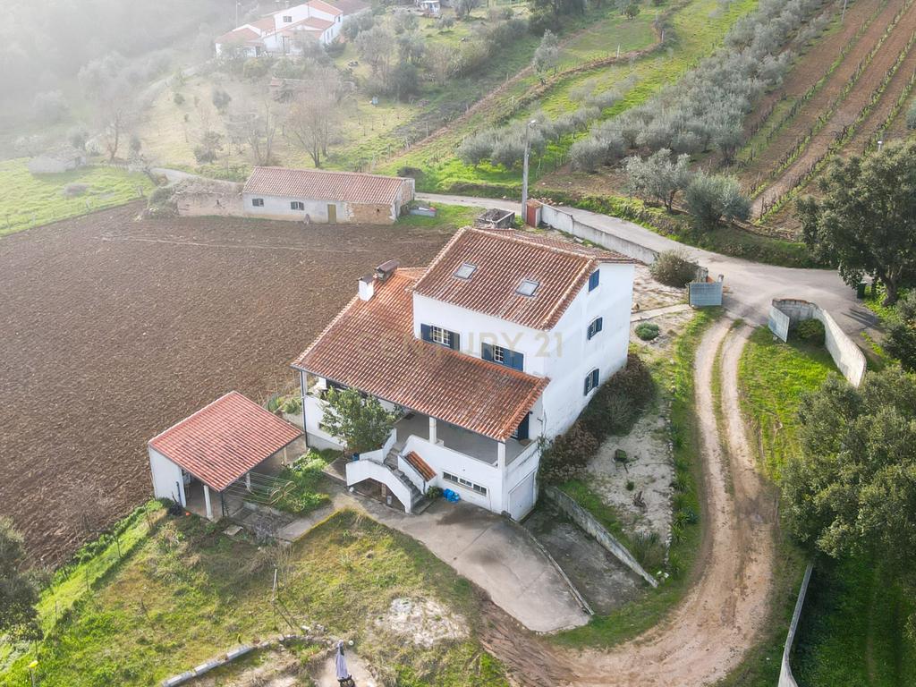 Moradia T3 com varandas cobertas, garagem, anexo, quintal e vistas panorâmicas  numa localização sossegada perto Lousã - Image 8