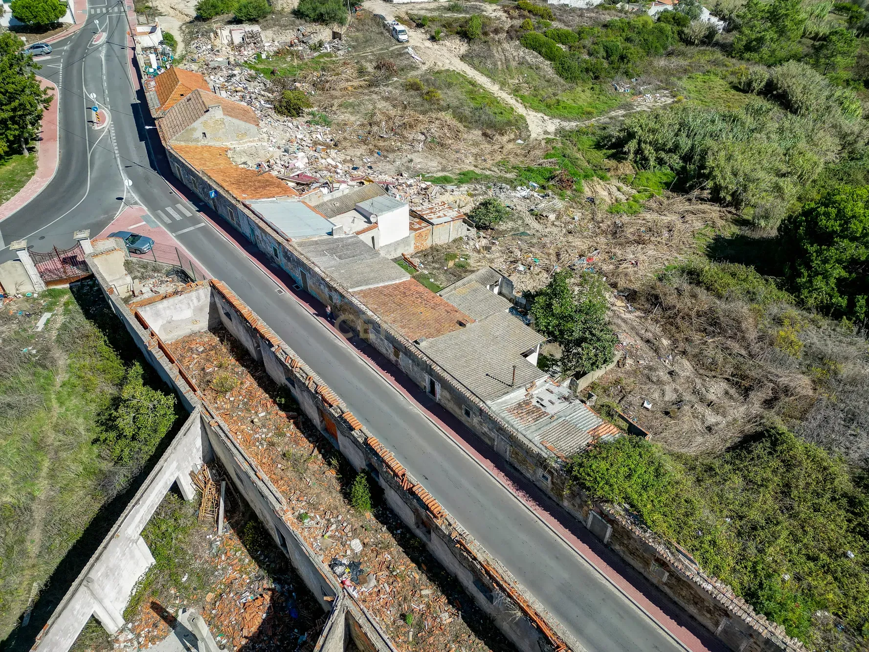 Prédio urbano 1.480m2 implantação, 2 pisos, 1.632m2 terreno, a 3km da praia - Image 25