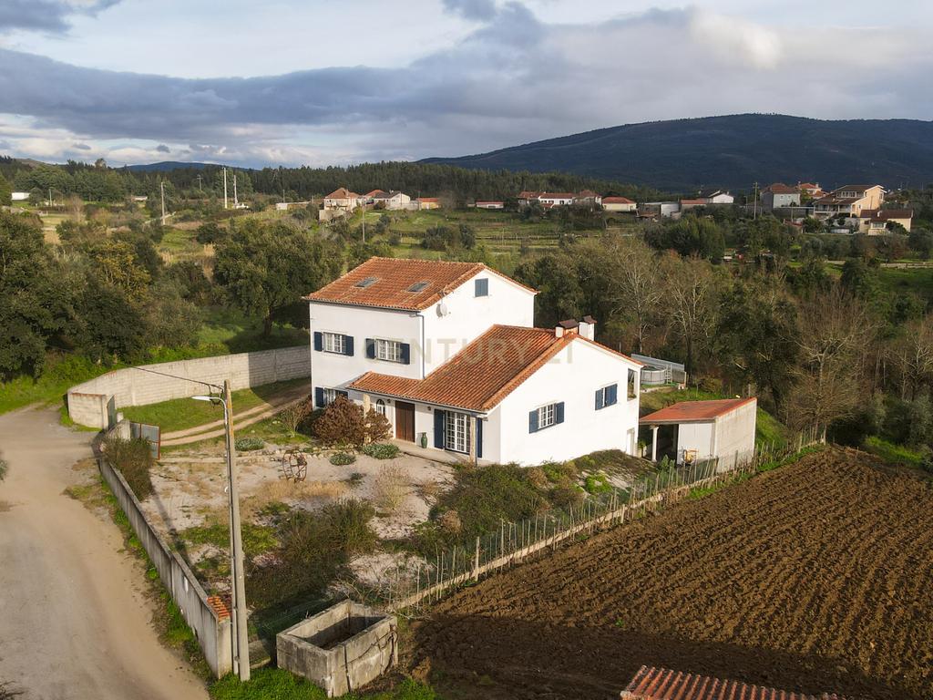 Moradia T3 com varandas cobertas, garagem, anexo, quintal e vistas panorâmicas  numa localização sossegada perto Lousã - Image 1