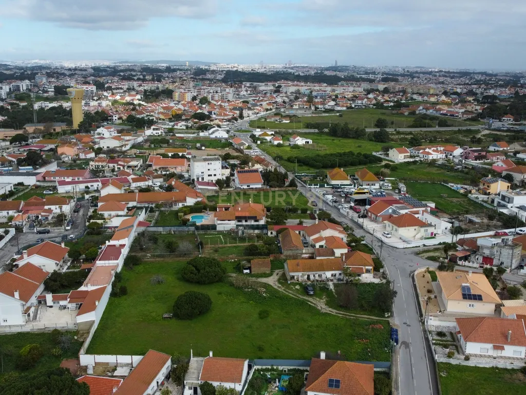 Terreno Urbano de 3.900 m², com moradia térrea sem licença – Charneca de Caparica - Image 1