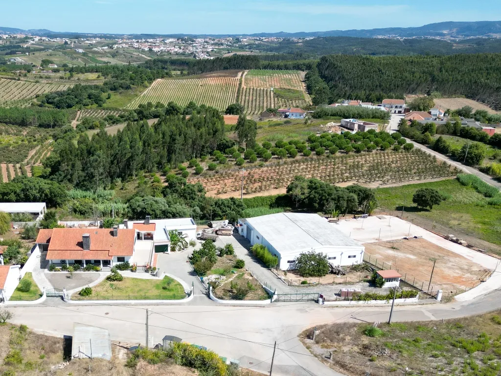PROPRIEDADE COM HABITAÇÃO E ARMAZÉM A 40 MINUTOS DE LISBOA - Image 2