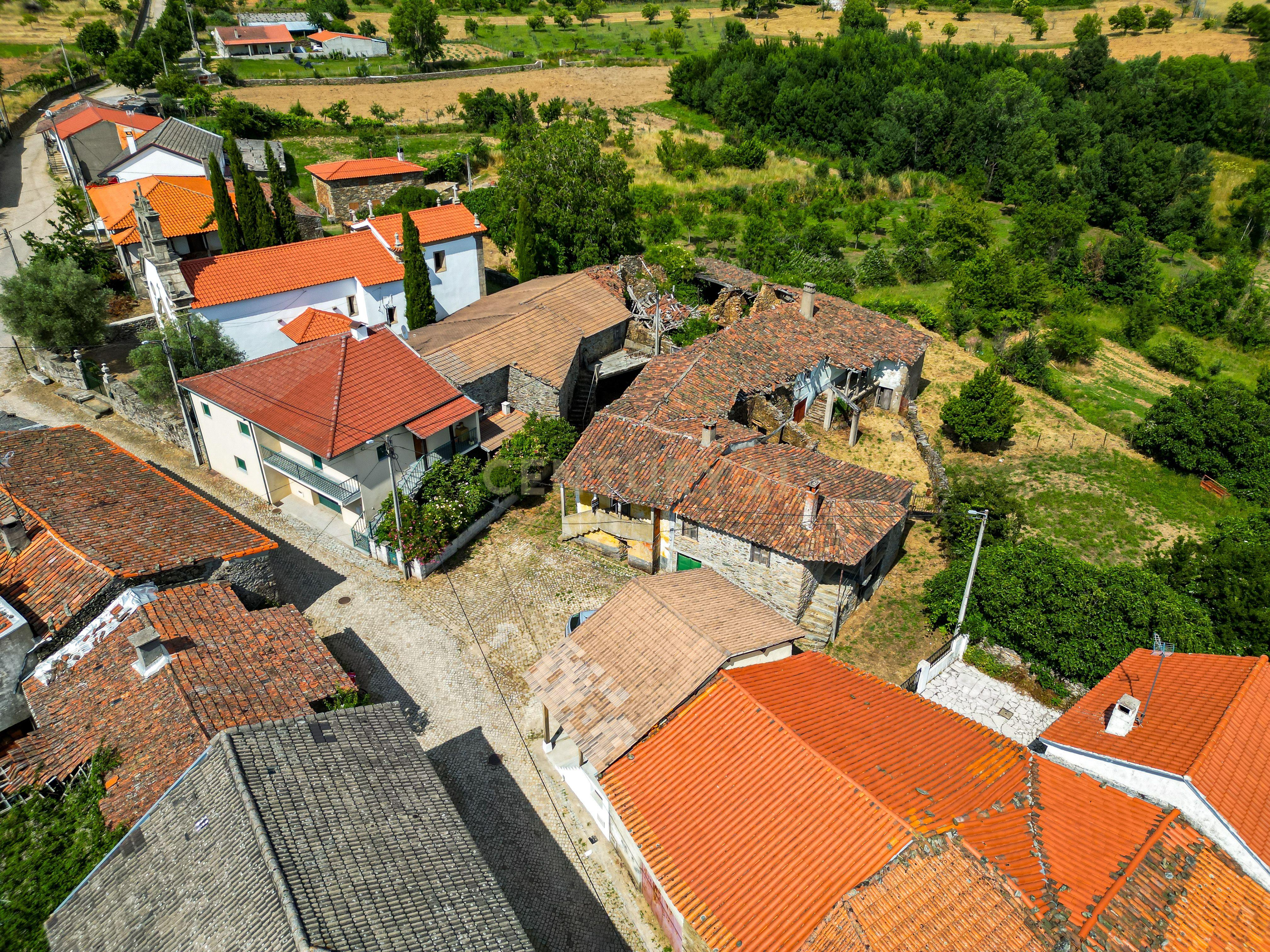 Moradia para reconstruir na aldeia de Mós, Bragança - Image 27