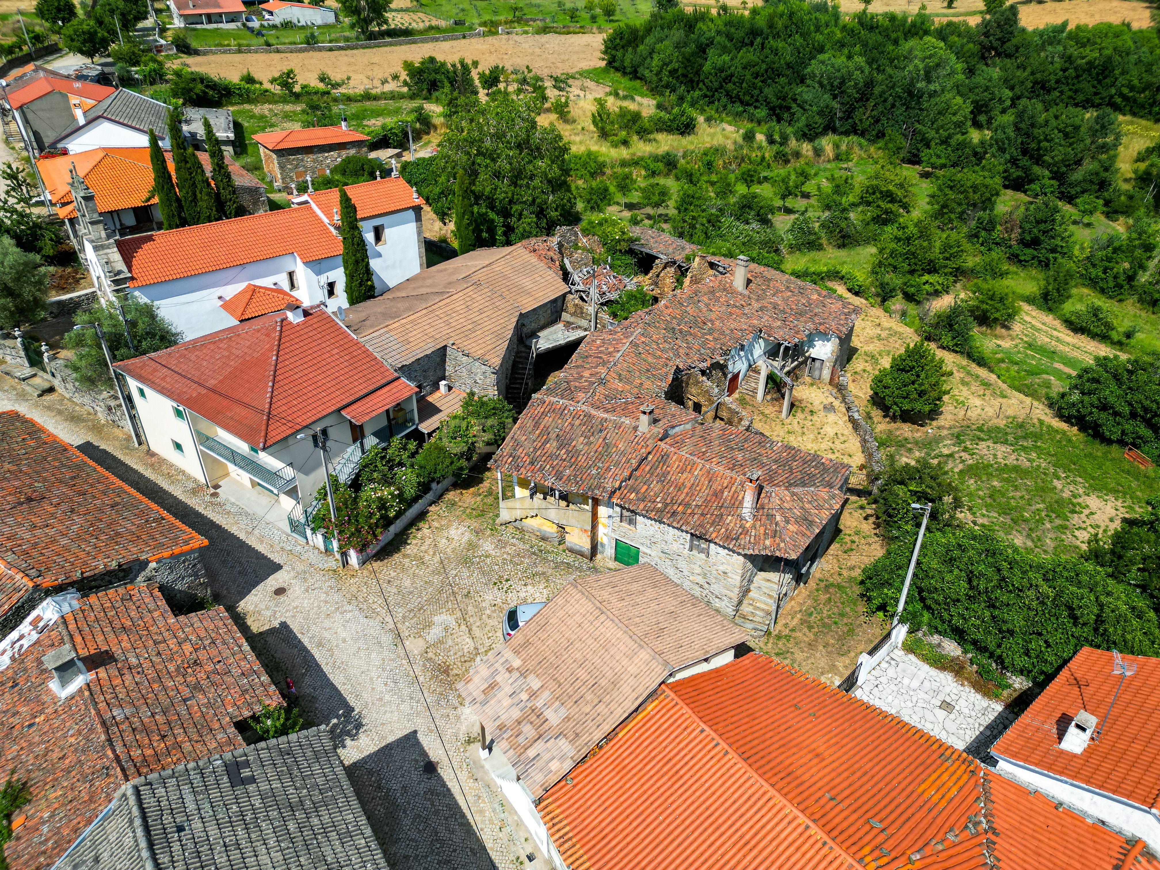 Moradia para reconstruir na aldeia de Mós, Bragança - Image 26