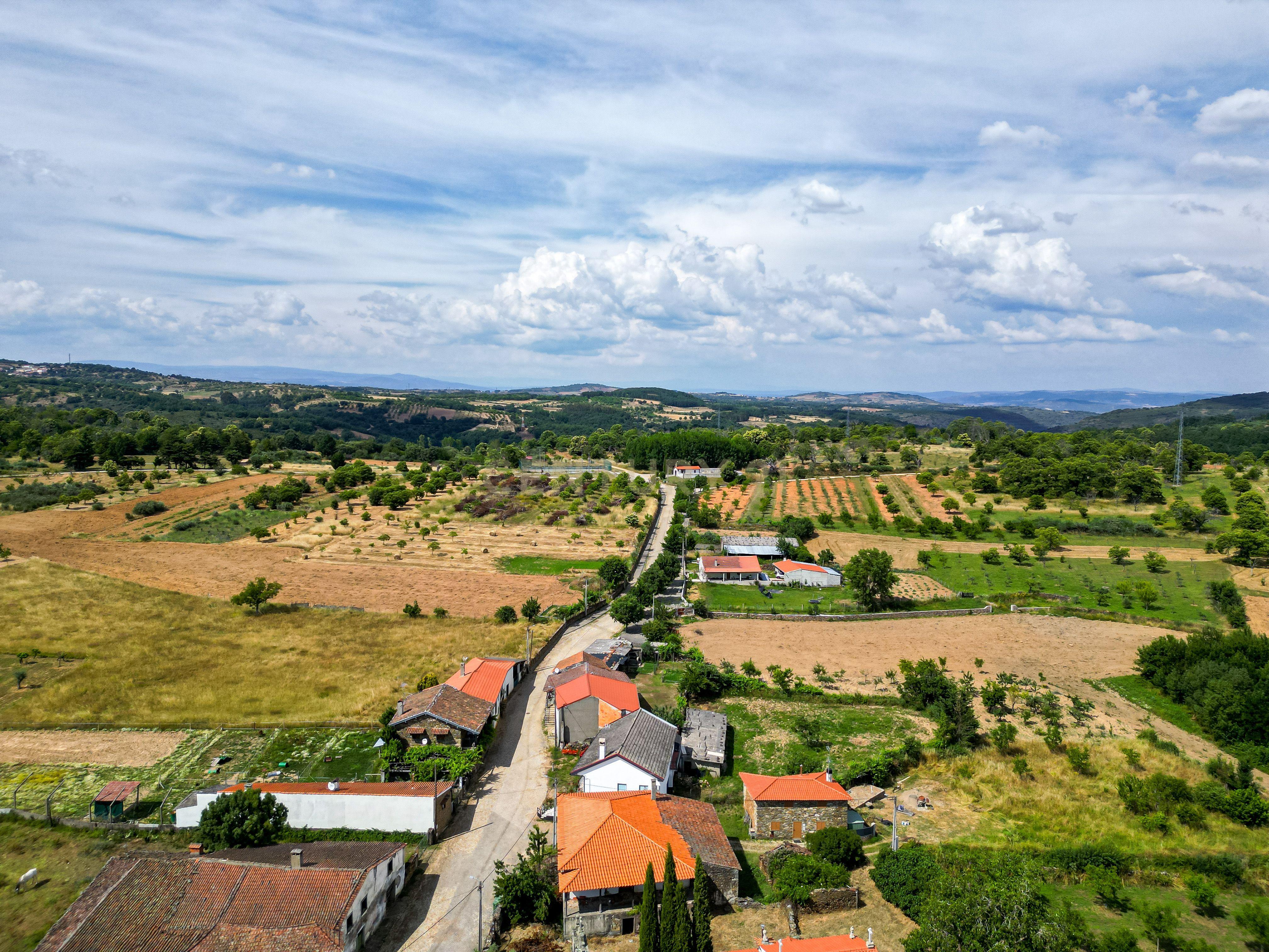 Moradia para reconstruir na aldeia de Mós, Bragança - Image 25