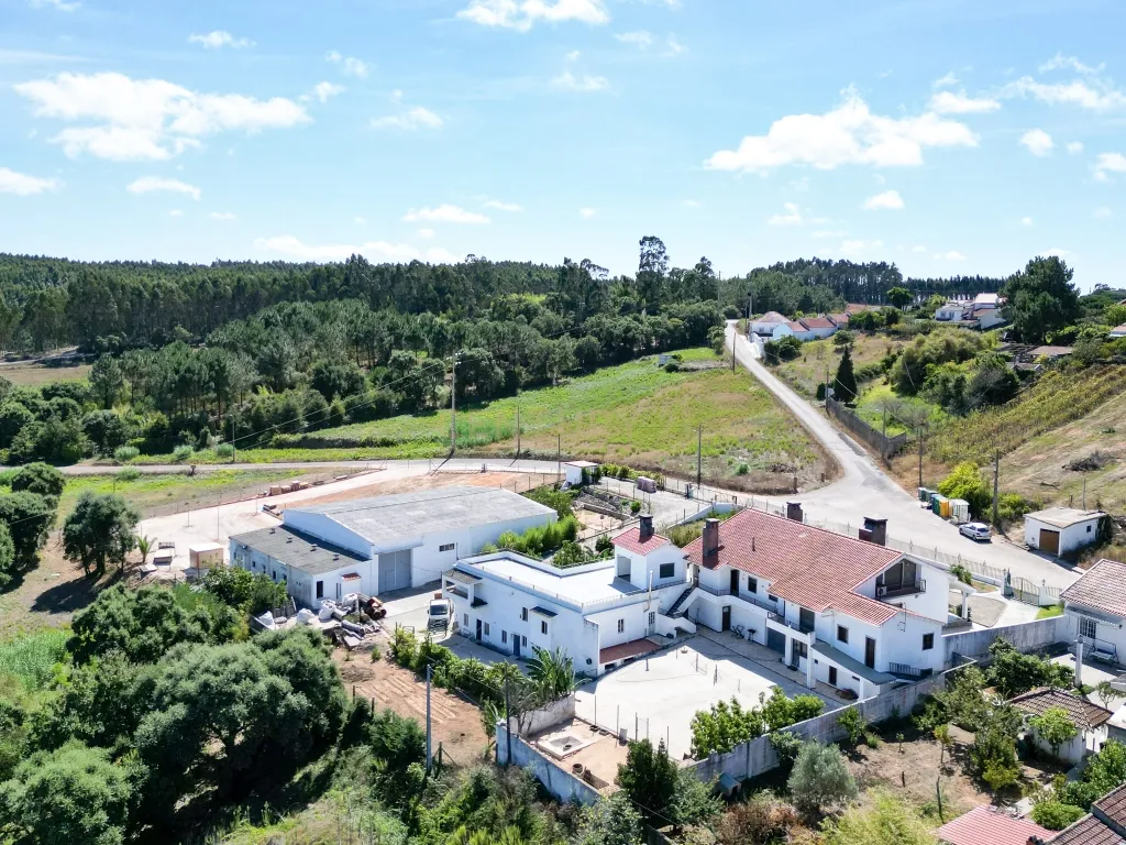 PROPRIEDADE COM HABITAÇÃO E ARMAZÉM A 40 MINUTOS DE LISBOA - Image 1