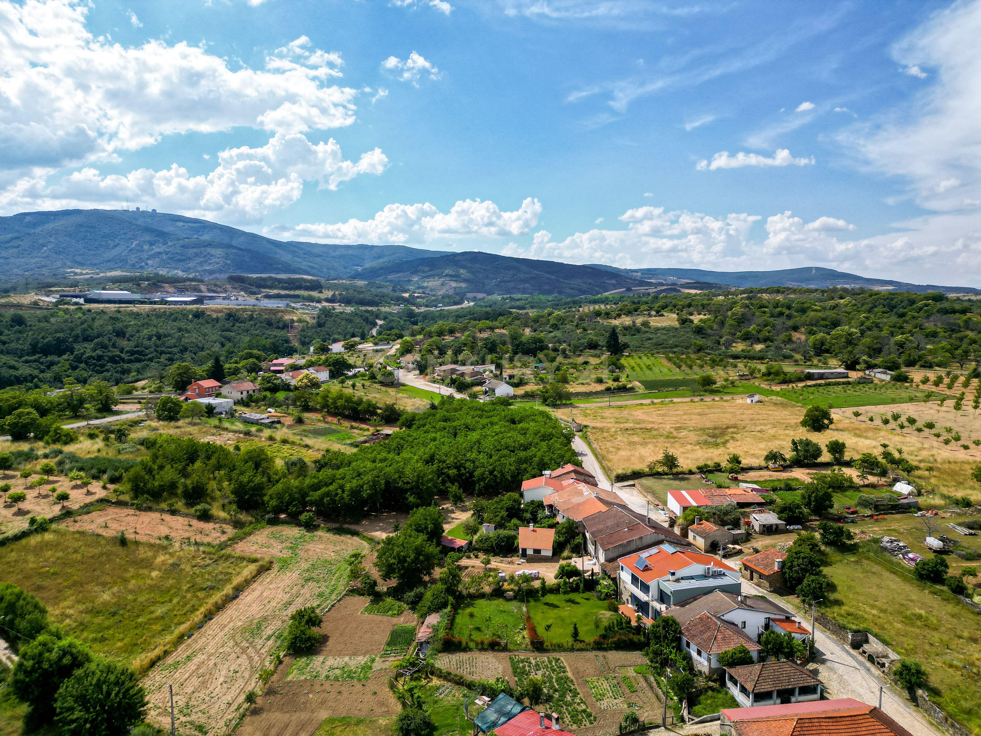 Moradia para reconstruir na aldeia de Mós, Bragança - Image 21