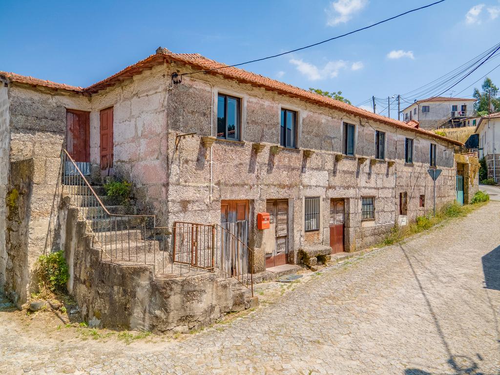 Moradia para restauro em São Martinho de Recezinhos, Penafiel - Image 1