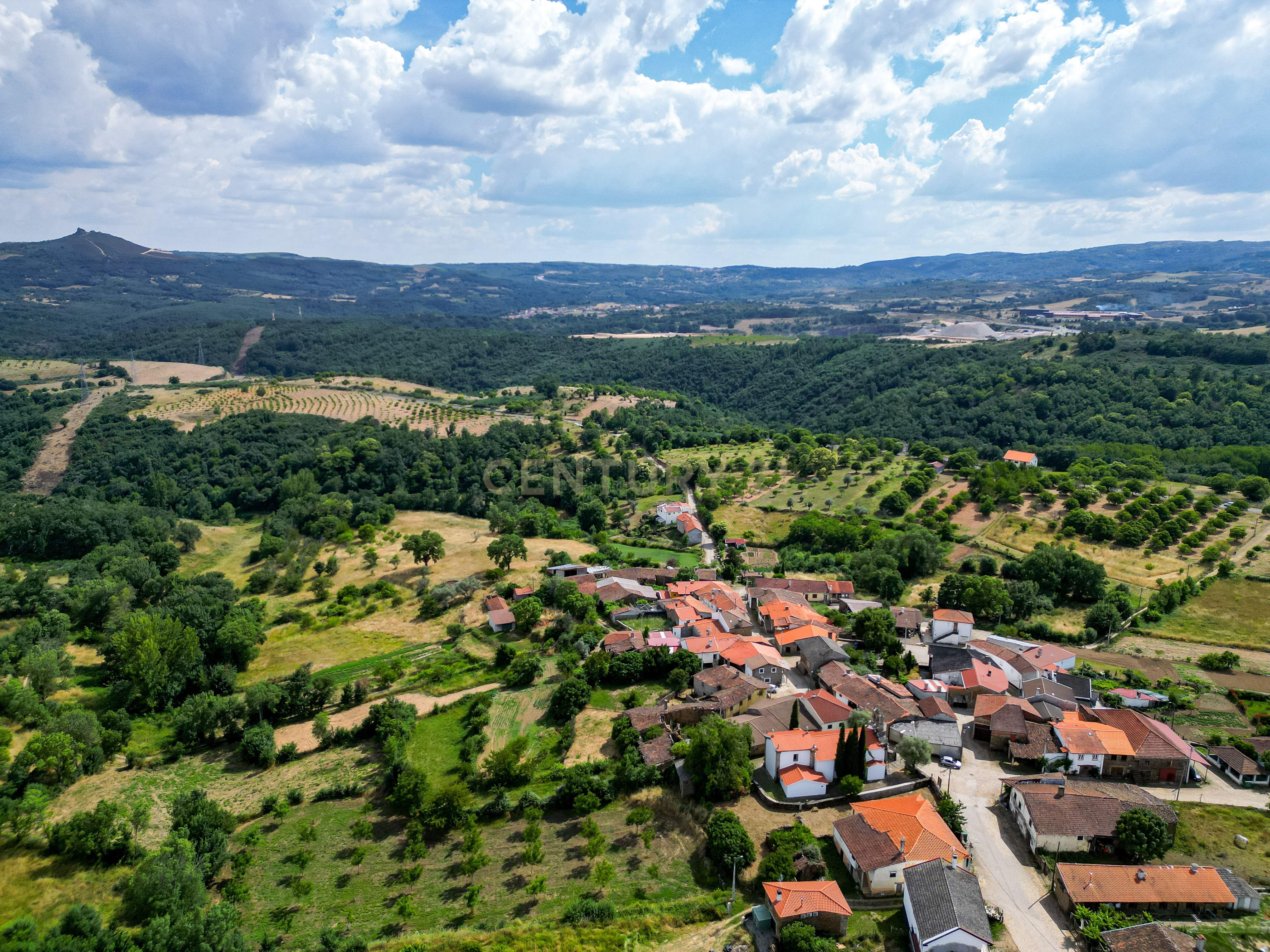 Moradia para reconstruir na aldeia de Mós, Bragança - Image 20