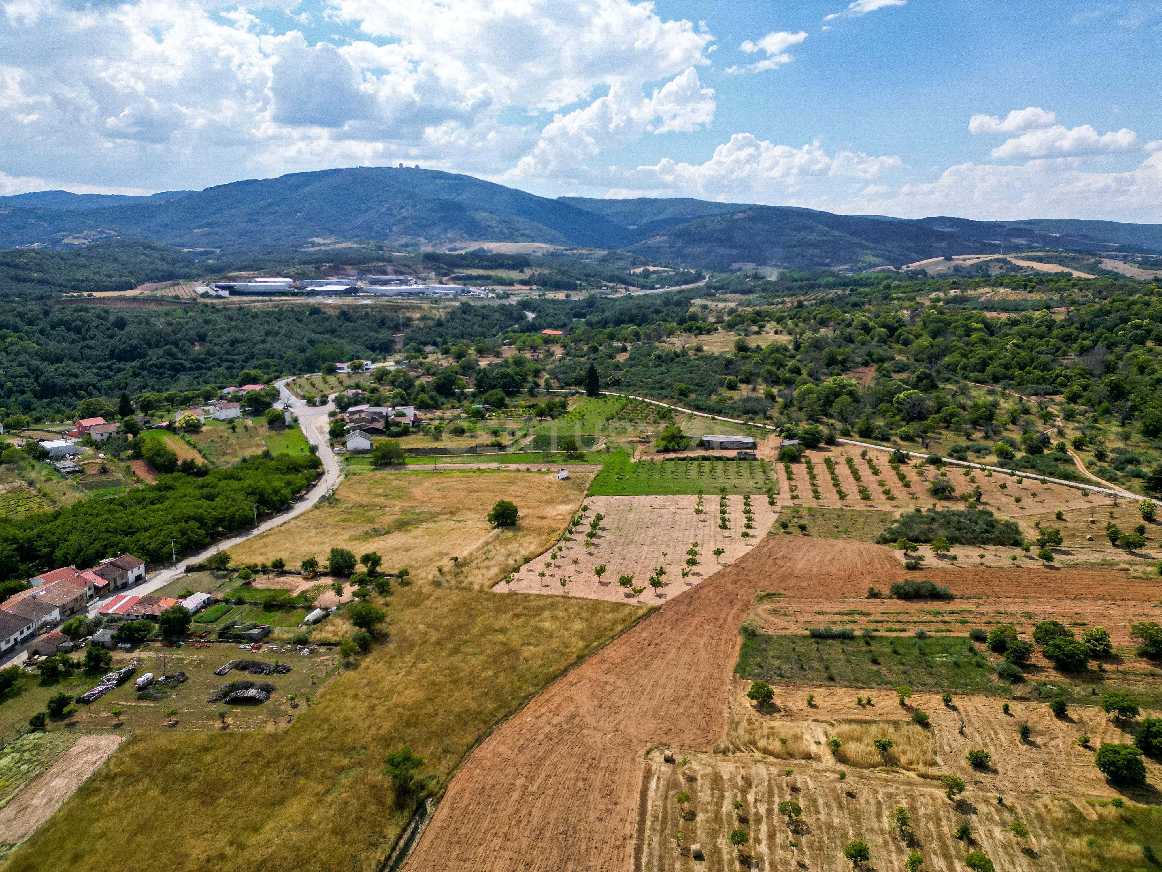 Moradia para reconstruir na aldeia de Mós, Bragança - Image 23