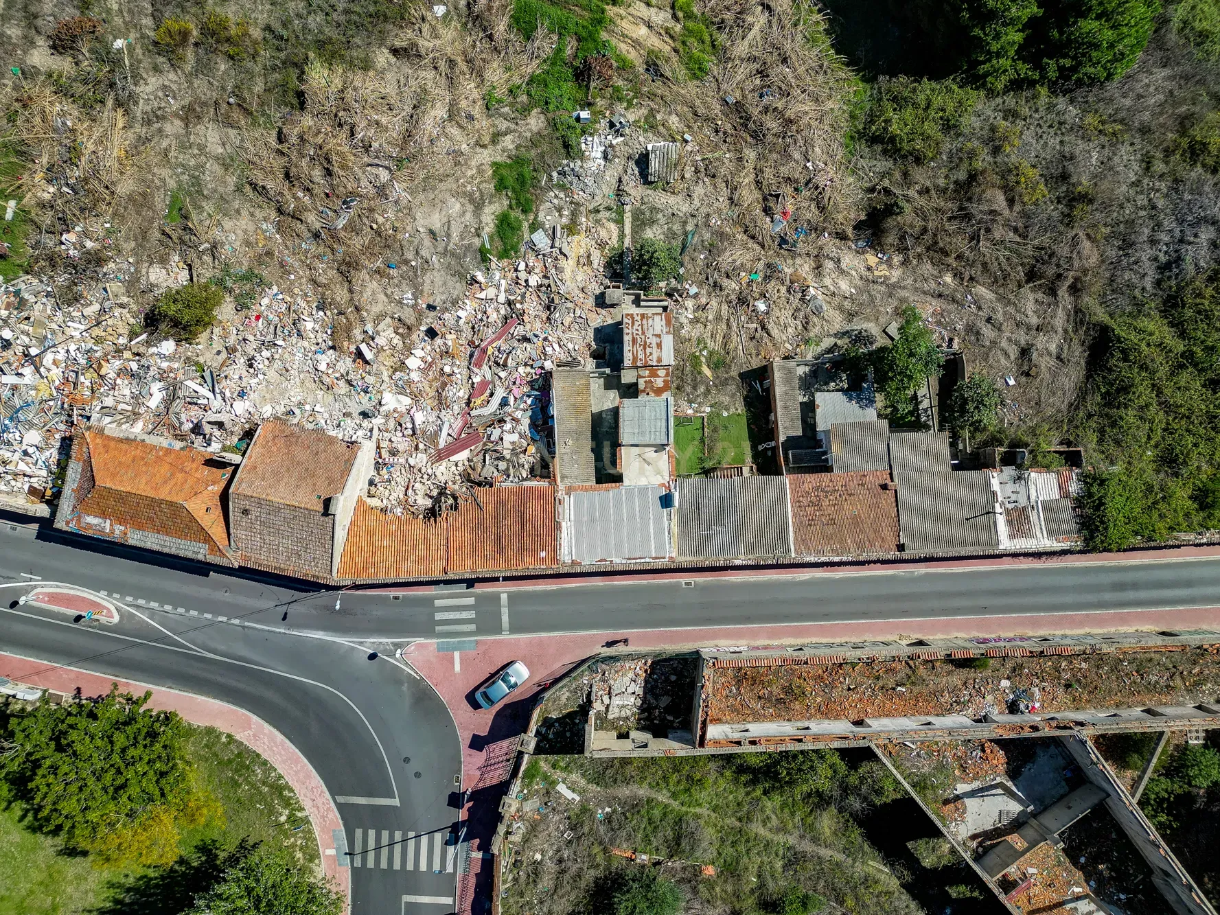 Prédio urbano 1.480m2 implantação, 2 pisos, 1.632m2 terreno, a 3km da praia - Image 26