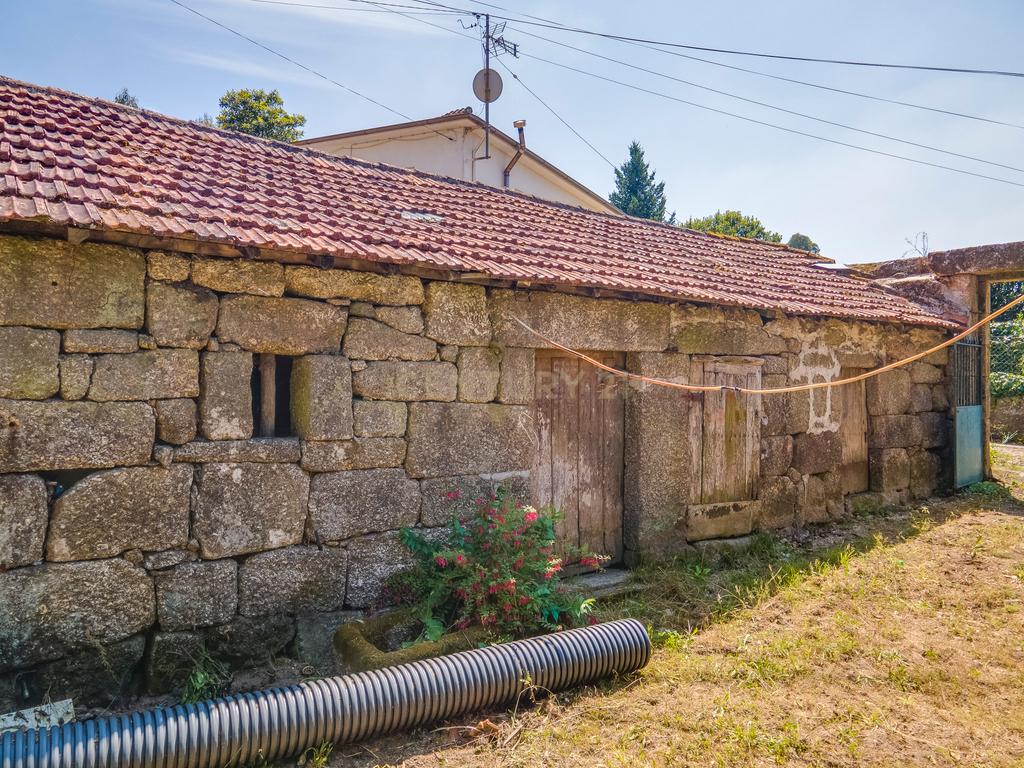 Moradia para restauro em São Martinho de Recezinhos, Penafiel - Image 4