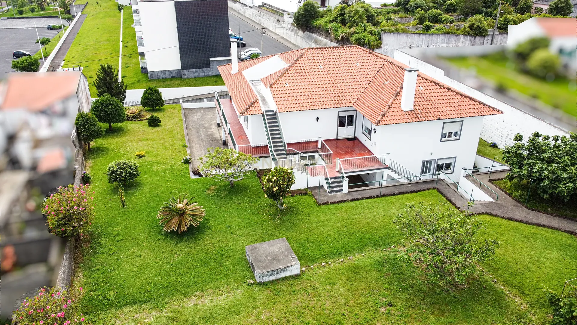 Moradia 10 assoalhadas | Vista para o mar, montanha e ilhéu de VFC | 2 andares + sótão | Terreno 1398 m2 | Vila Franca do Campo | Potencial rentabilidade - Image 1