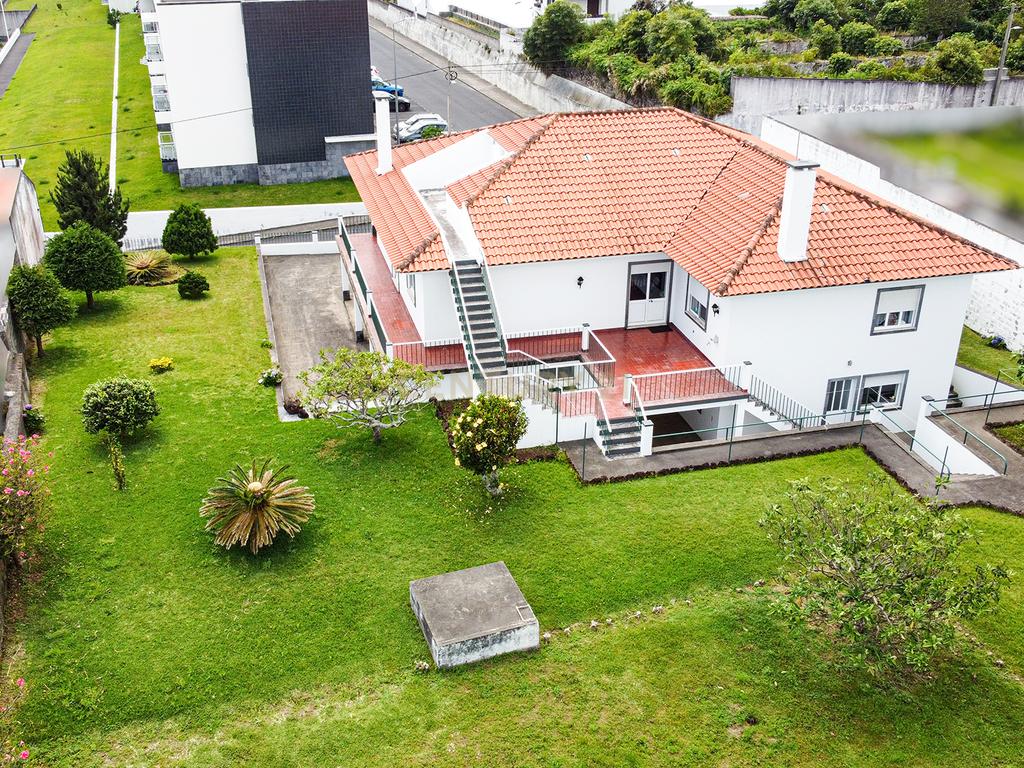 Casa Isolada com Jardim e Terraço em Vila Franca do Campo - Image 1