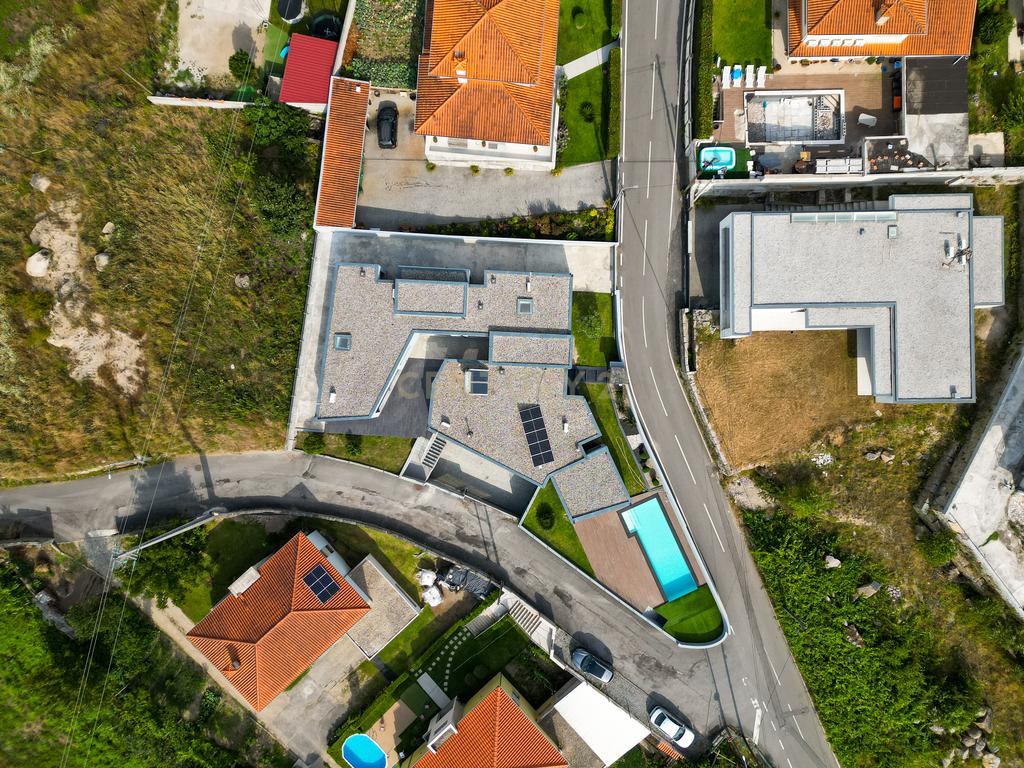Moradia T3 + 1 Térrea, Individual com Piscina Vistas Panorâmicas em Mesão Frio - Guimarães - Image 46