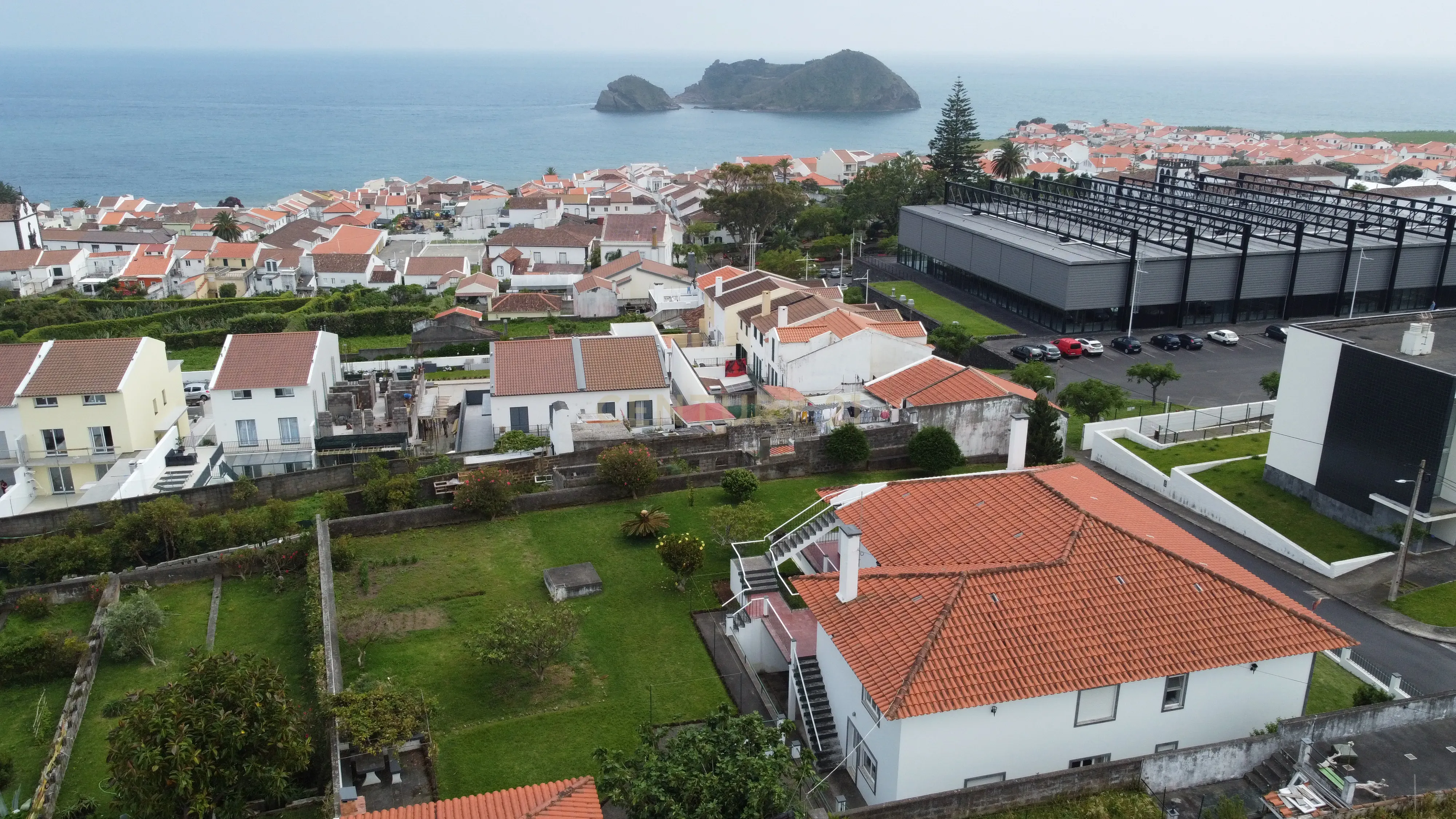 Moradia 10 assoalhadas | Vista para o mar, montanha e ilhéu de VFC | 2 andares + sótão | Terreno 1398 m2 | Vila Franca do Campo | Potencial rentabilidade - Image 7