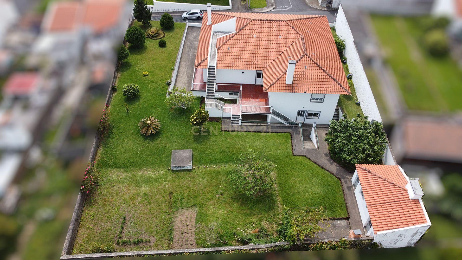Moradia 10 assoalhadas | Vista para o mar, montanha e ilhéu de VFC | 2 andares + sótão | Terreno 1398 m2 | Vila Franca do Campo | Potencial rentabilidade - Image 8