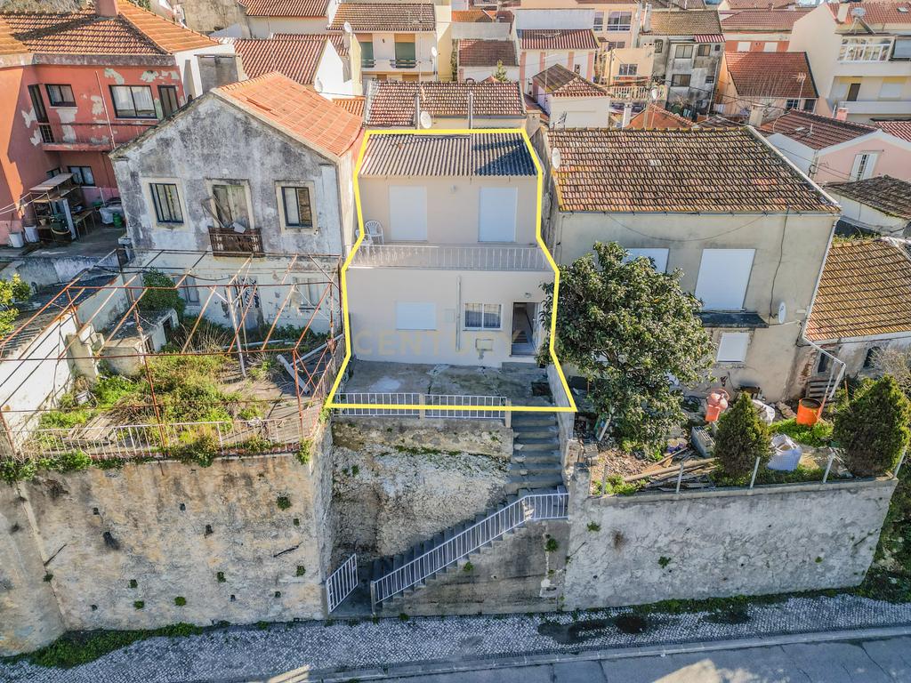 Casa T2  com Pátio e Boa Exposição Solar Bairro da Estação Figueira da Foz - Image 1