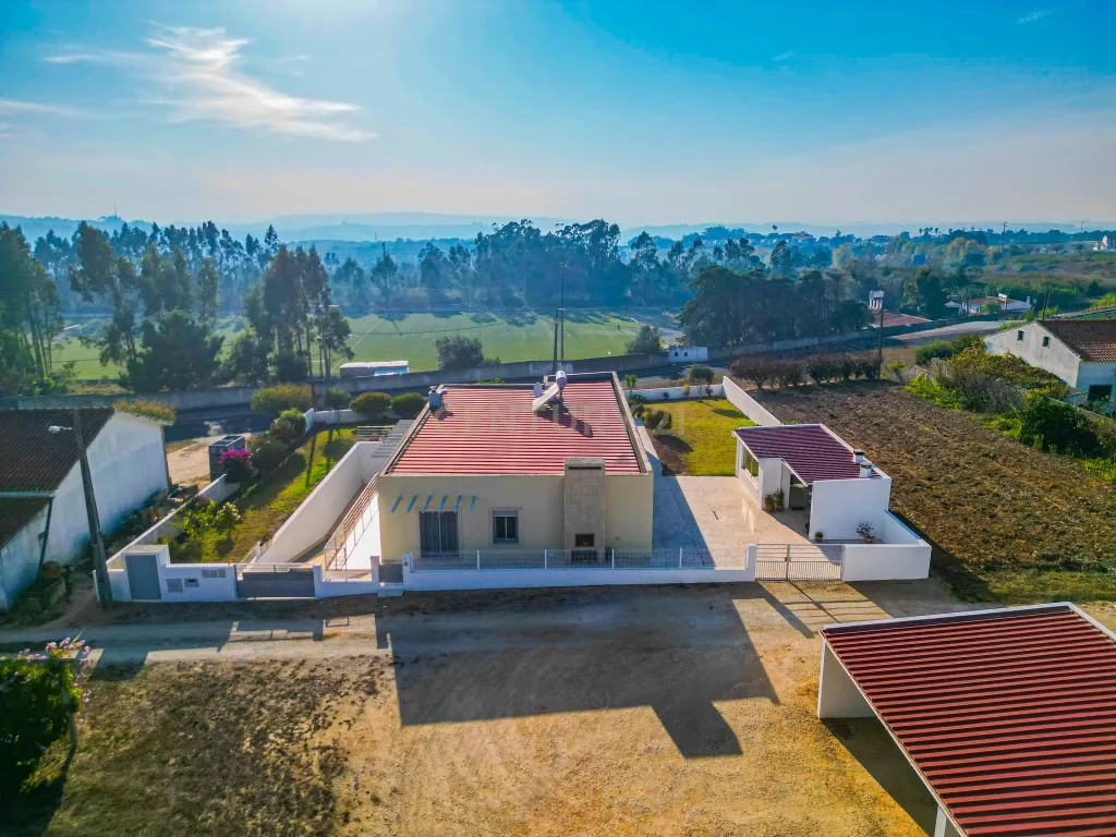 Quintinha única na vila de Gaeiras, com a vila de Óbidos no horizonte. - Image 10