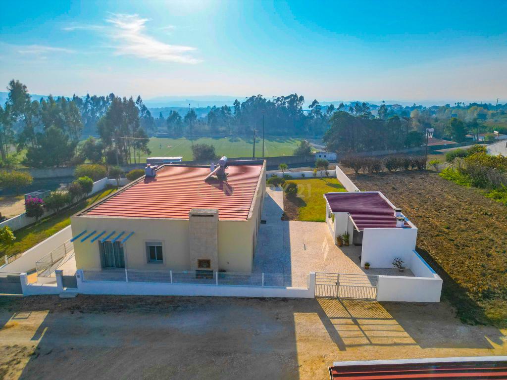 Quintinha única na vila de Gaeiras, com a vila de Óbidos no horizonte. - Image 12