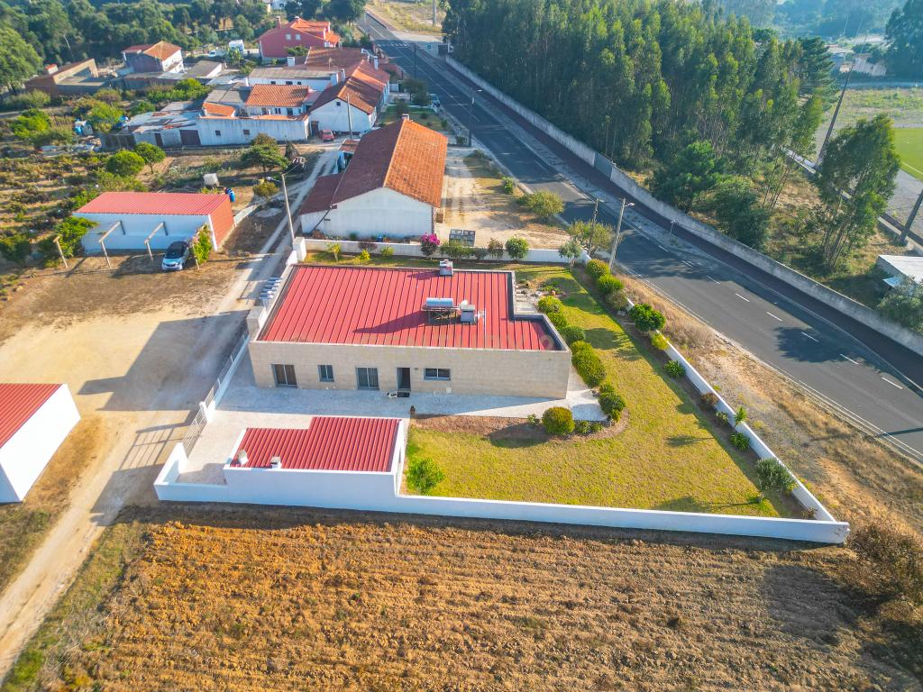 Quintinha única na vila de Gaeiras, com a vila de Óbidos no horizonte. - Image 13