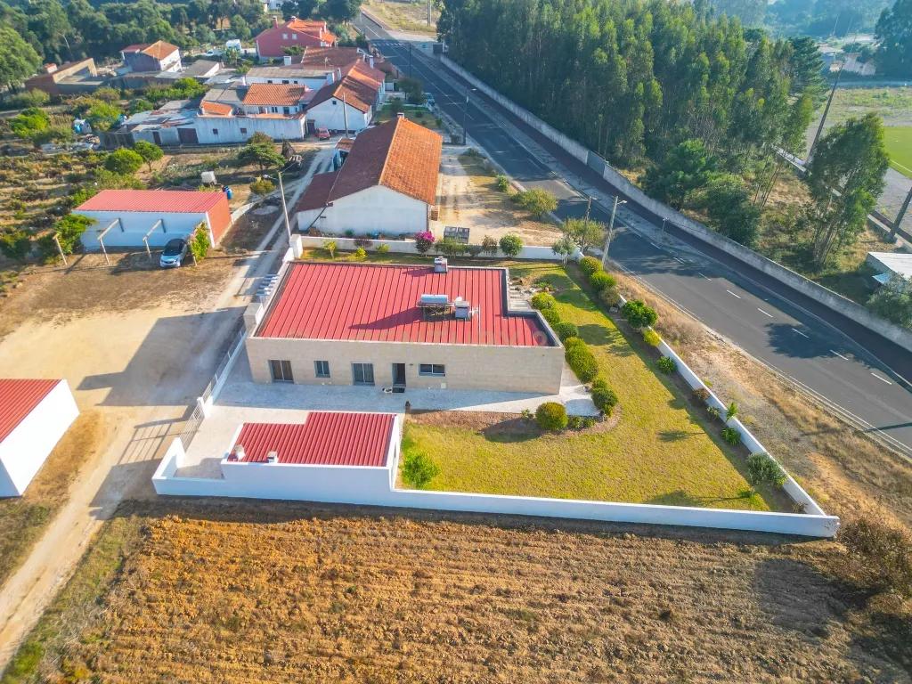 Quintinha única na vila de Gaeiras, com a vila de Óbidos no horizonte. - Image 13
