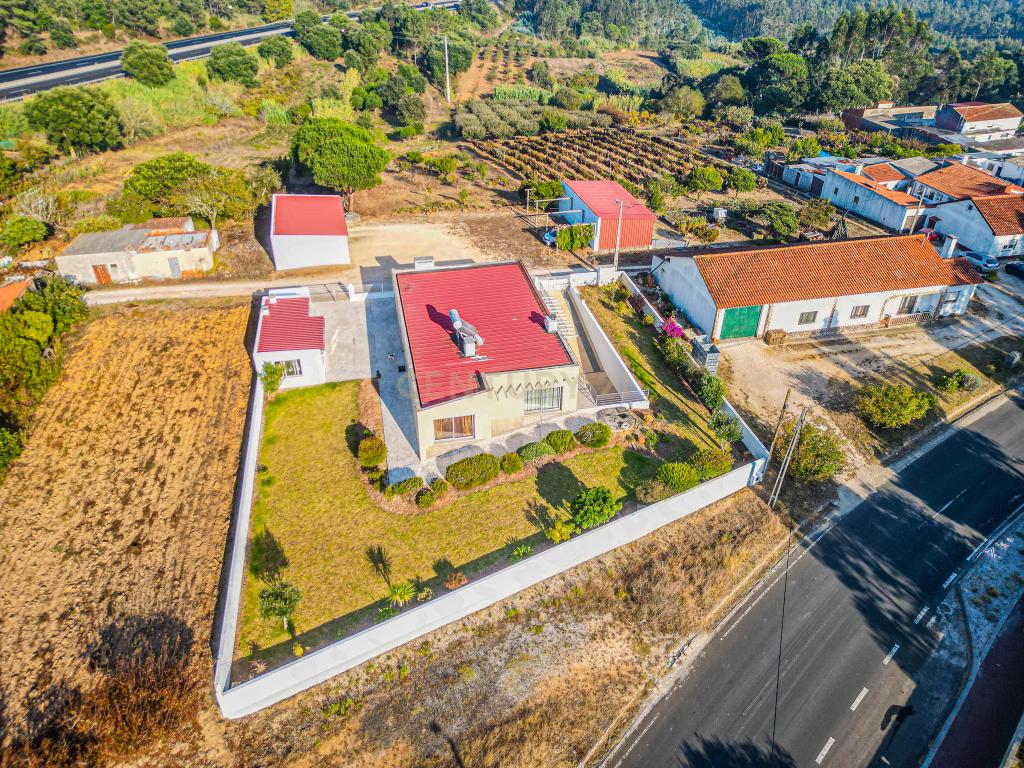 Quintinha única na vila de Gaeiras, com a vila de Óbidos no horizonte. - Image 15