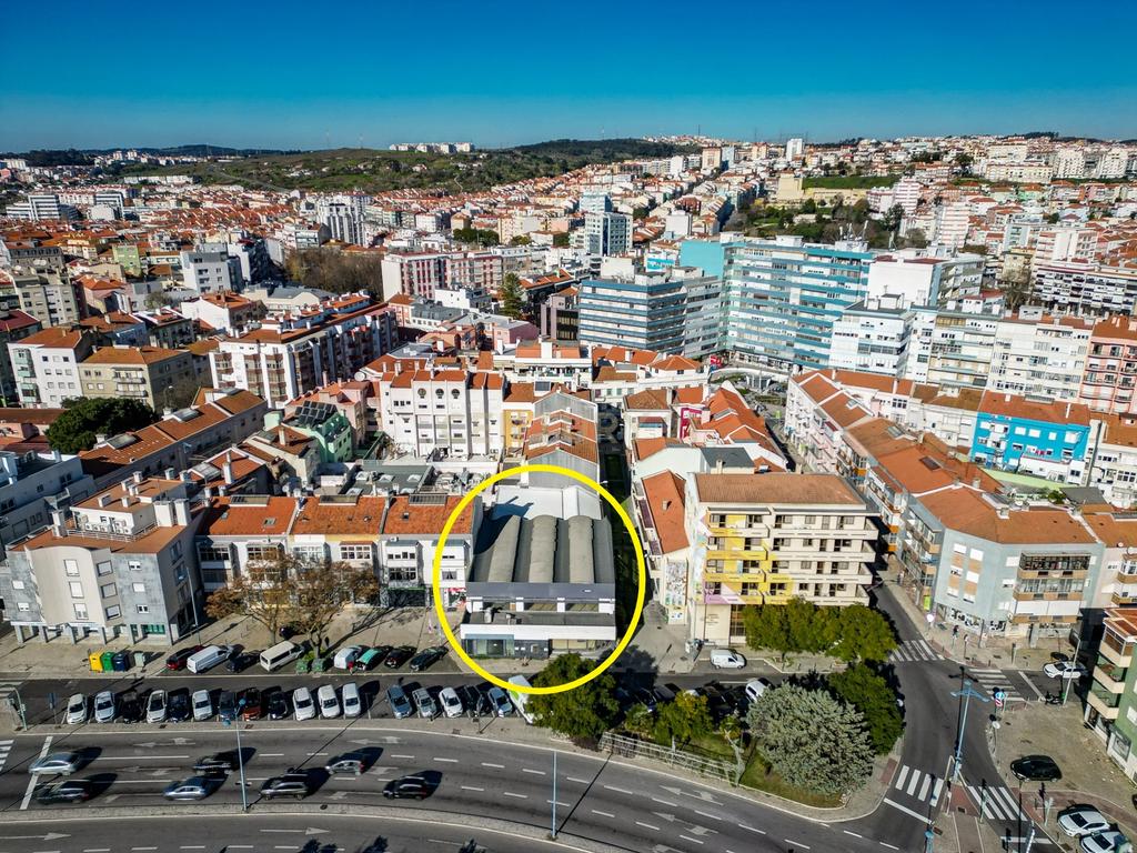 Edificio Comércio  - Centro da Amadora,  Rua Gonçalves Ramos - Image 1