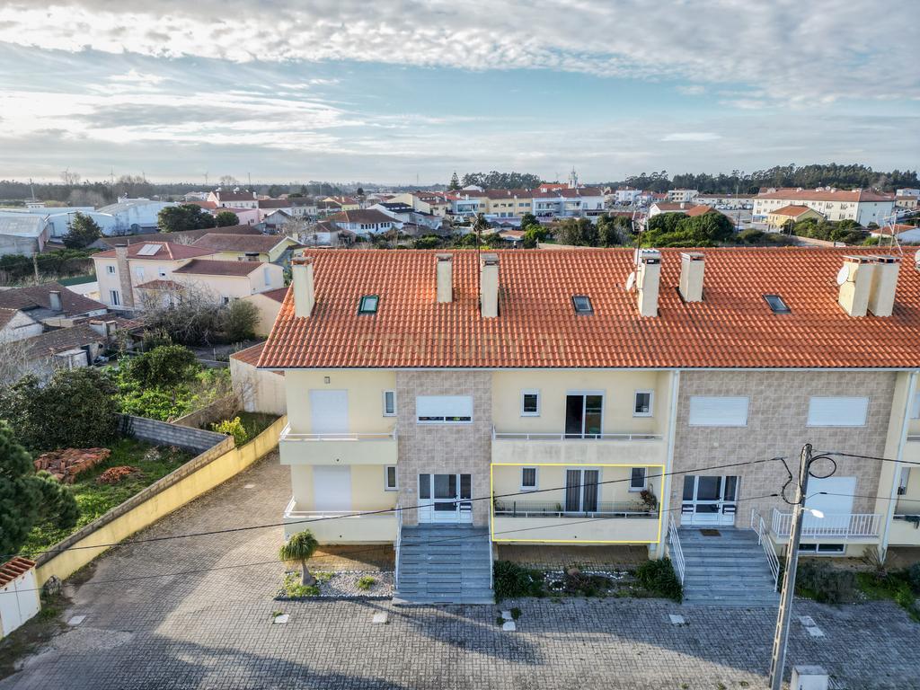 Apartamento T2 + T1 renovado perto das escolas na Tocha. - Image 1