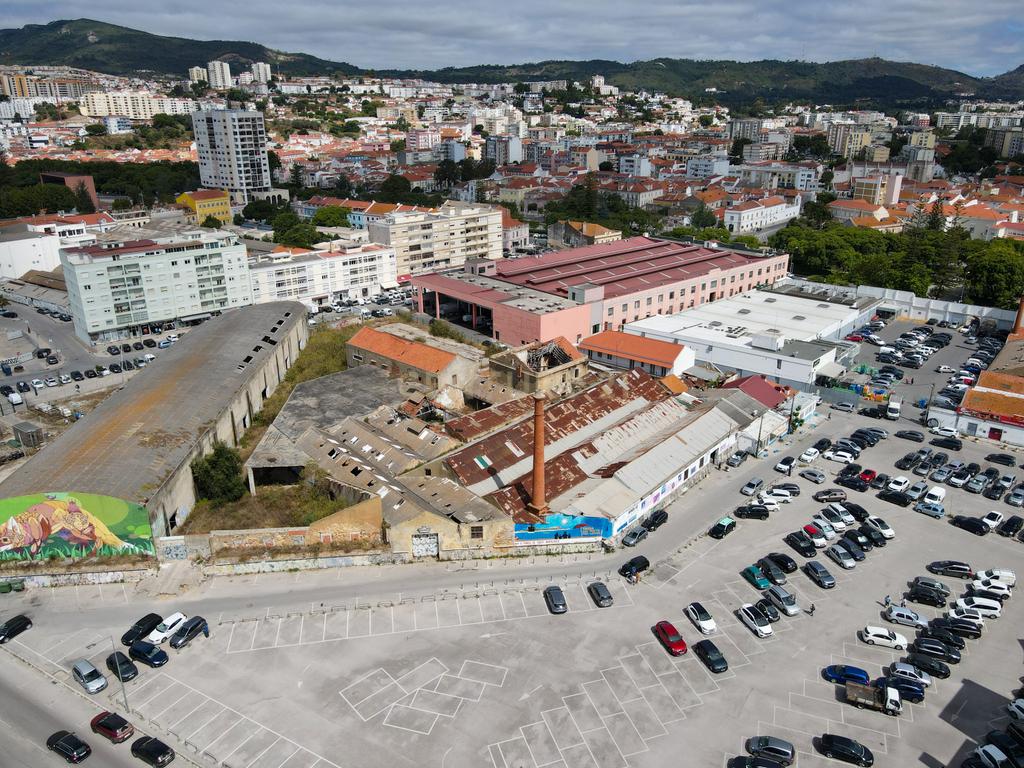 Grande potencial de Investimento junto ao mar em Setúbal, Portugal, com Viabilidade de Construção - Image 7