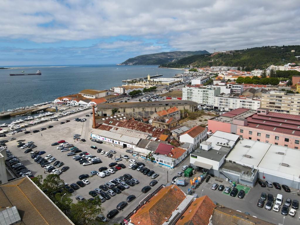 Grande potencial de Investimento junto ao mar em Setúbal, Portugal, com Viabilidade de Construção - Image 3