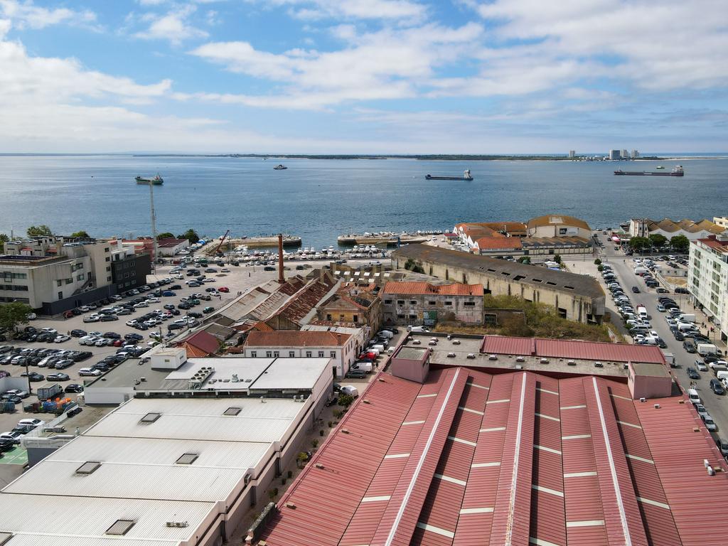 Grande potencial de Investimento junto ao mar em Setúbal, Portugal, com Viabilidade de Construção - Image 8